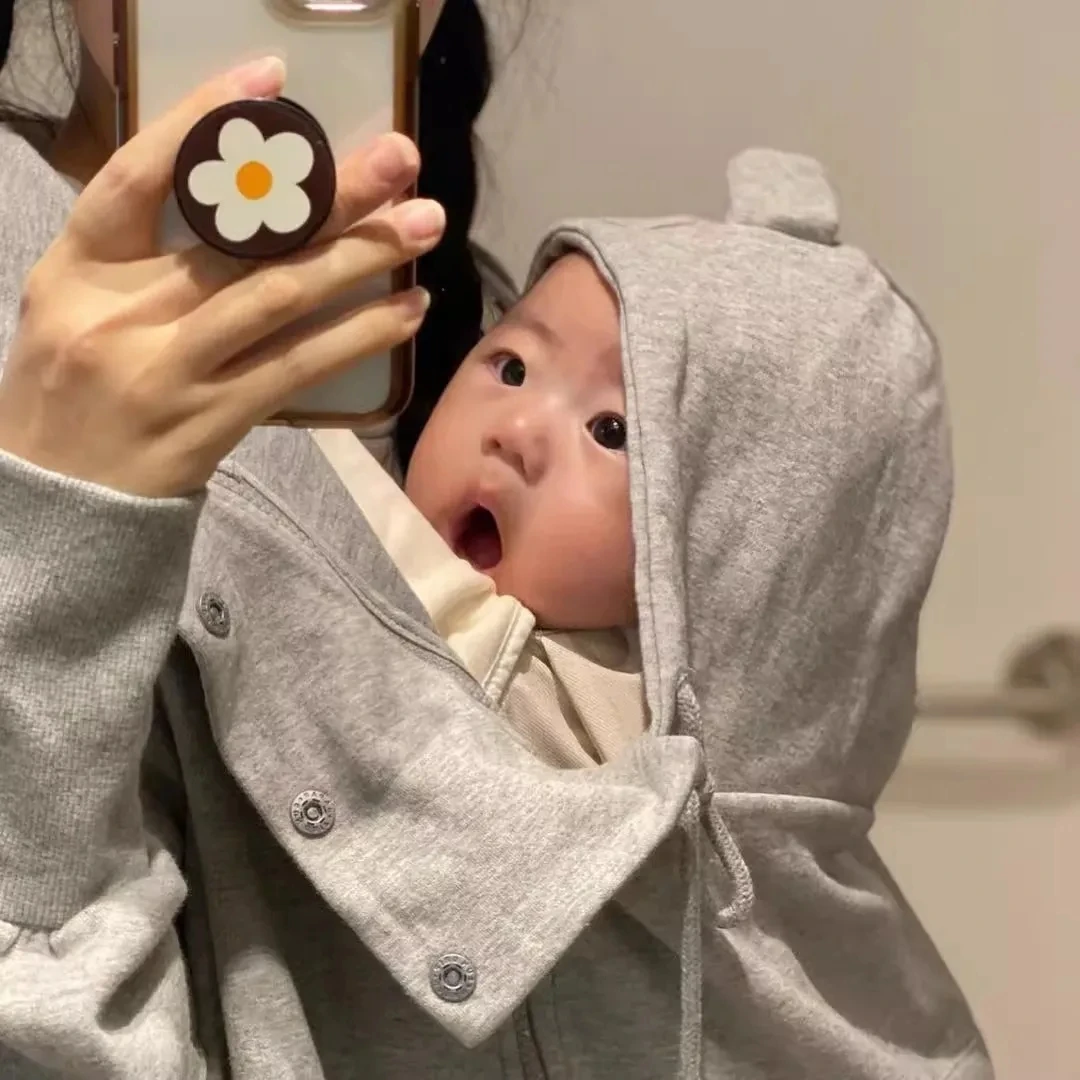 Kangaroo Mommy Hoodie Baby Carrier All-in-one Suit Dad Child Holding Baby Outerwear Autumn Winter Loose Fit Long Sleeve Hooded
Kangaroo Mommy Hoodie Baby Carrier All-in-one Suit Dad Child Holding Baby Outerwear Autumn Winter Loose Fit Long Sleeve Hooded