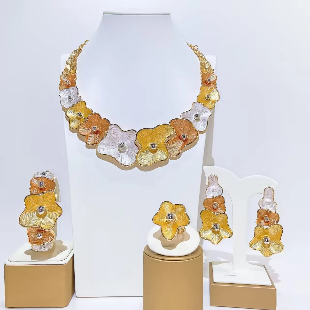 New Arrival Luxury Dubai 18K Gold Plated 4Pcs Jewelry Set Red CZ Crystal Necklace Earrings Bracelet Ring for Women Wedding Party
New Arrival Luxury Dubai 18K Gold Plated 4Pcs Jewelry Set Red CZ Crystal Necklace Earrings Bracelet Ring for Women Wedding Party