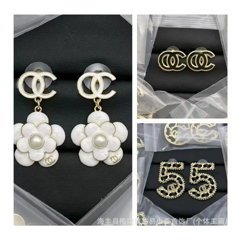 Double Stud Earrings Are Small and Real, Fashionable and Versatile, with Both Retro and Luxury Earrings.
Double Stud Earrings Are Small and Real, Fashionable and Versatile, with Both Retro and Luxury Earrings.