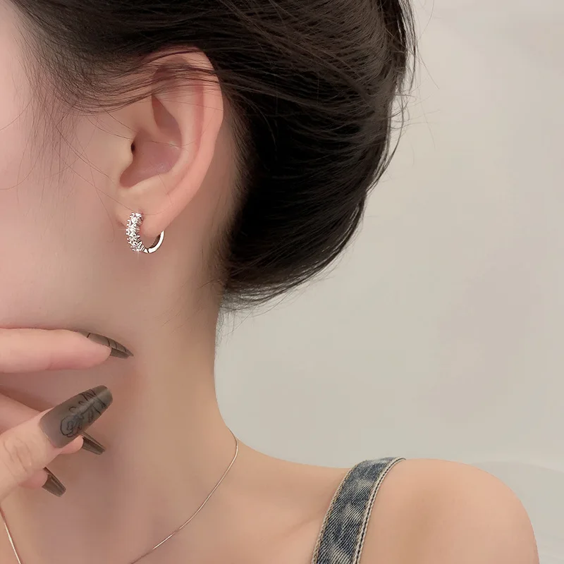 Маленькие серьги с пряжкой из стерлингового серебра 925 пробы и циркония, новый стиль модных женских серег в 2025 году.
Маленькие серьги с пряжкой из стерлингового серебра 925 пробы и циркония, новый стиль модных женских серег в 2025 году.