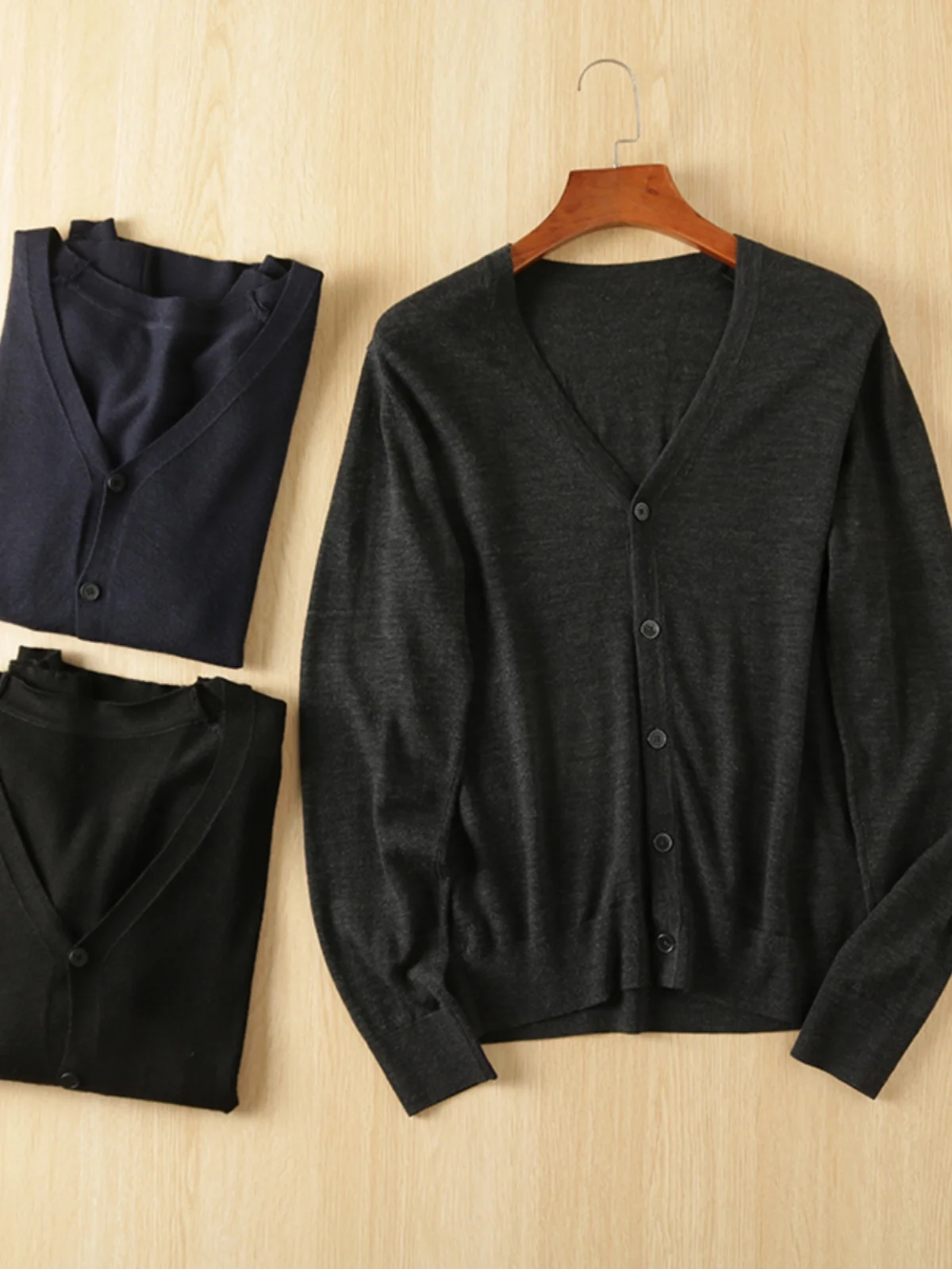 High-End Soft 00% Wool Men's Casual Knitted Cardigan Sweater Spring Autumn Versatile Comfortable Long Sve V-Ne Faiona...
High-End Soft 00% Wool Men's Casual Knitted Cardigan Sweater Spring Autumn Versatile Comfortable Long Sve V-Ne Faiona...