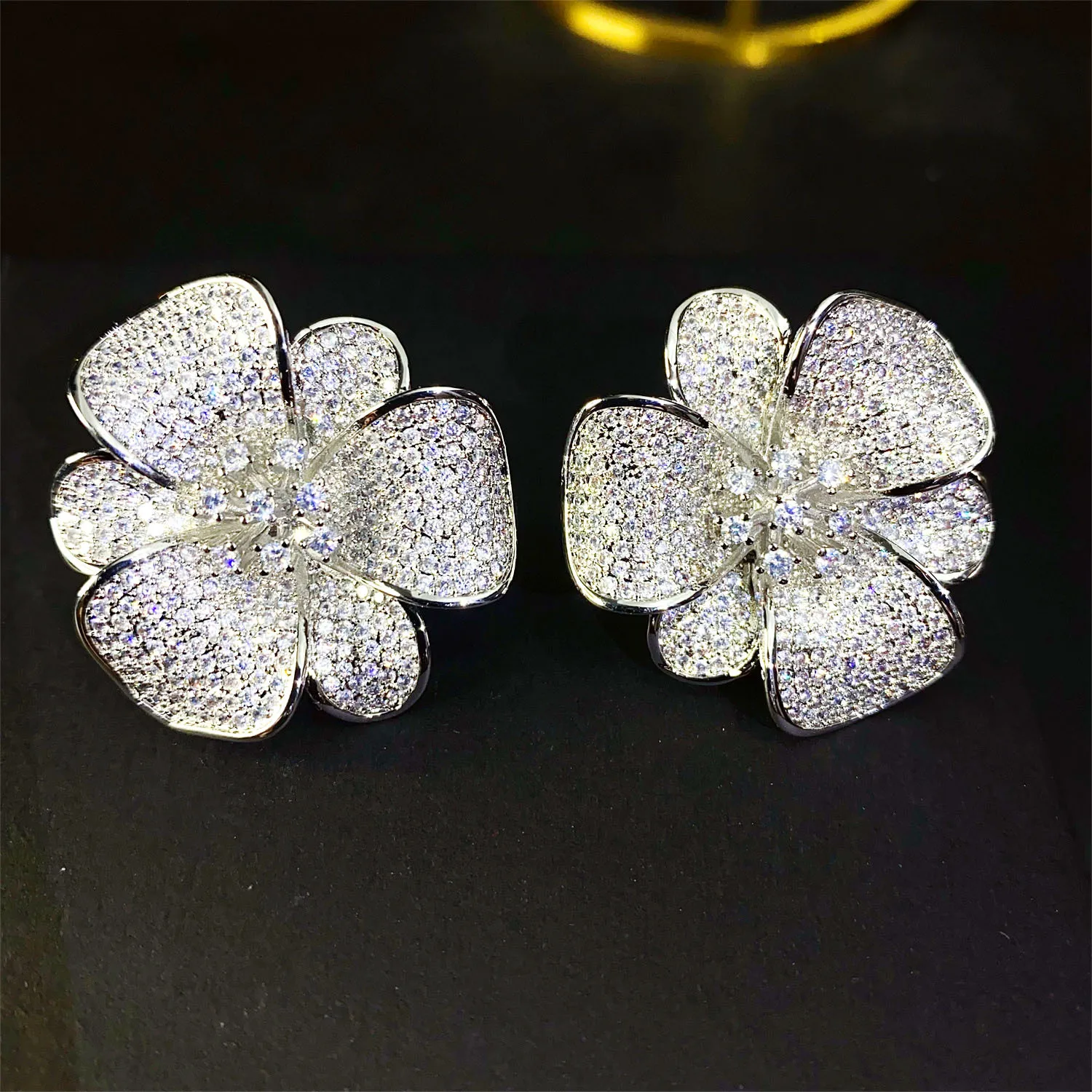 New Design Fashion Golden Color Cubic Zirconia Big Flower Stud EEarring for Women Wedding Bride Jewelry Designer
New Design Fashion Golden Color Cubic Zirconia Big Flower Stud EEarring for Women Wedding Bride Jewelry Designer