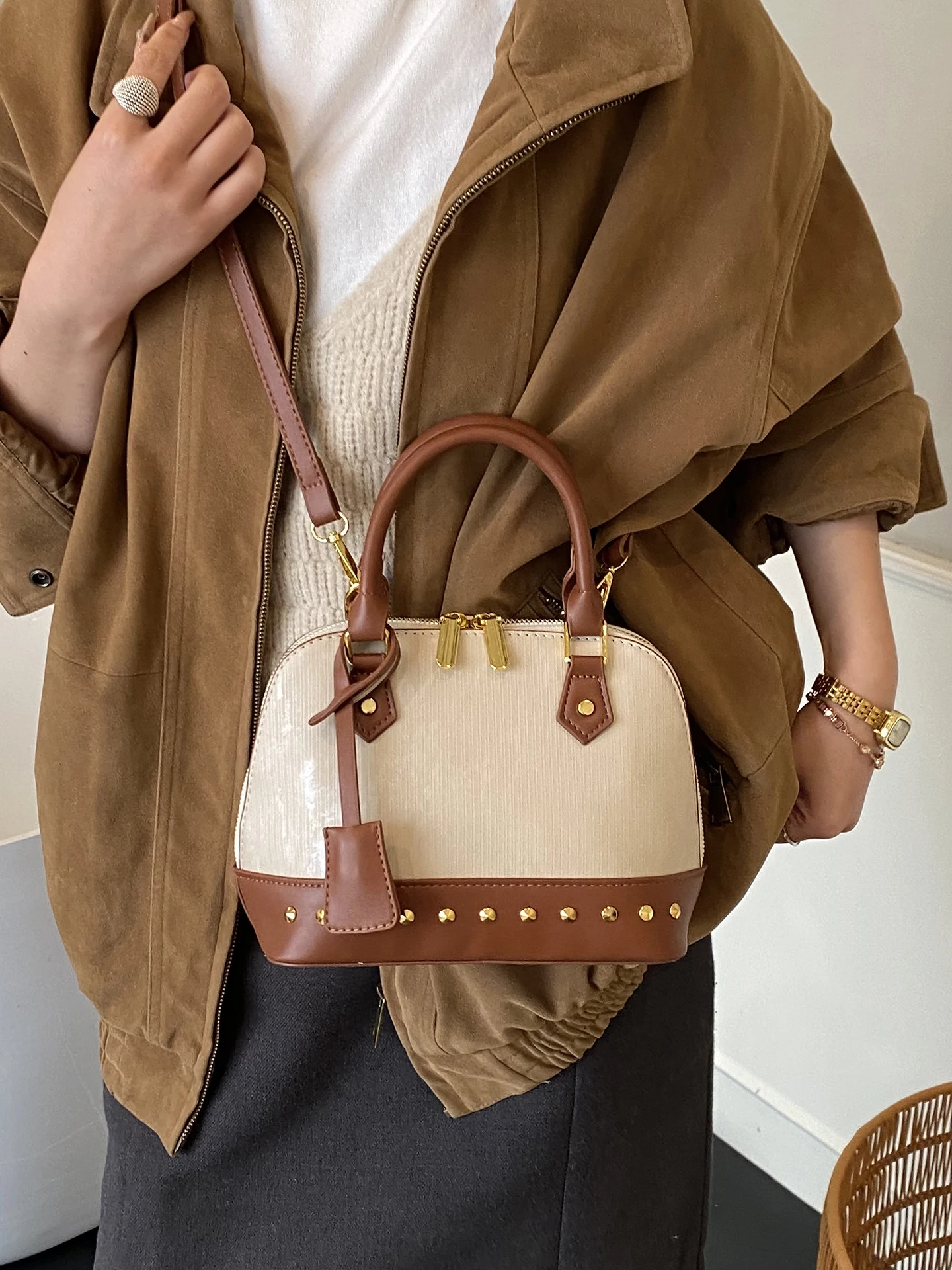 Ele Rivet Casual Crossbody Bag Women's Handbag ell ape Faion Commuting Sle Soft Leather Handle for Daily Use
Ele Rivet Casual Crossbody Bag Women's Handbag ell ape Faion Commuting Sle Soft Leather Handle for Daily Use