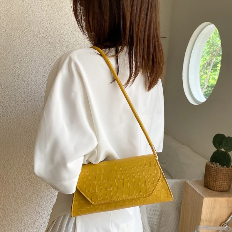Retro Crocodile Textured Underarm Bag, Sleek Leather Like Shoulder Purse with Gold Hardware for Casual Commuter Versatile Bag
Retro Crocodile Textured Underarm Bag, Sleek Leather Like Shoulder Purse with Gold Hardware for Casual Commuter Versatile Bag