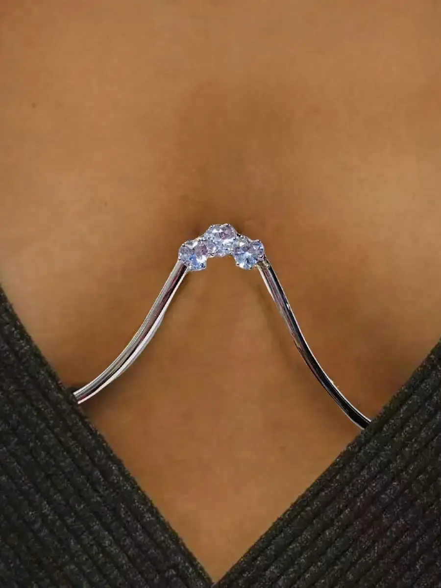 Minimalist Triple Crystal Body Chain Bra With Sleek V-Strap Design For Party And Gala Evening Wear
Minimalist Triple Crystal Body Chain Bra With Sleek V-Strap Design For Party And Gala Evening Wear