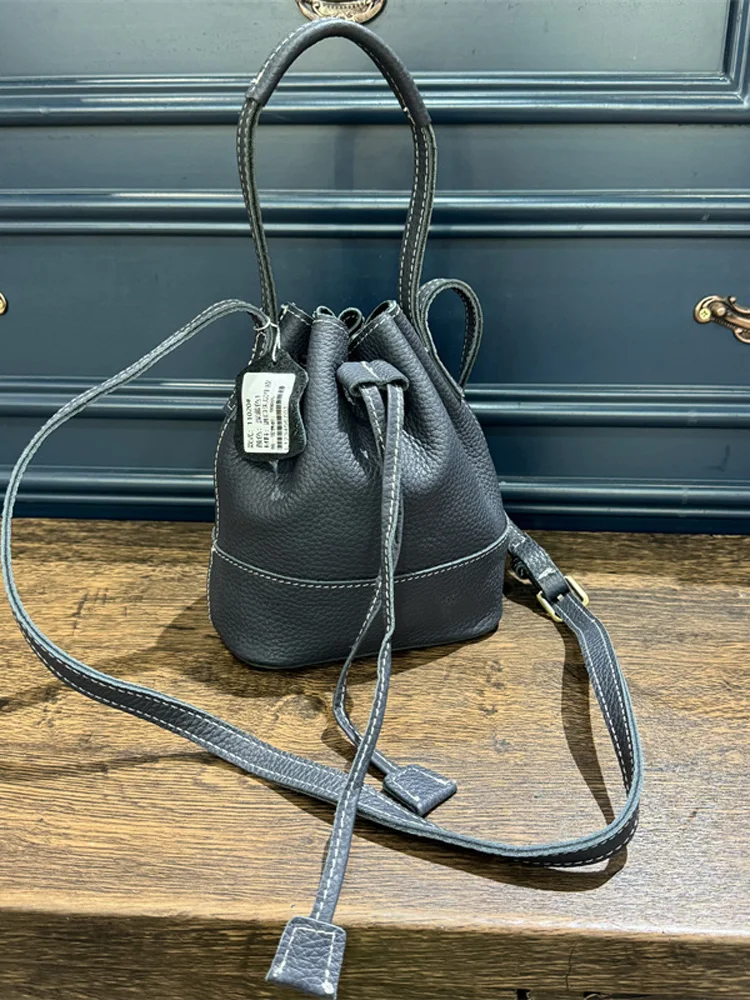 Женская сумка из мягкой кожи, модная простая дизайнерская сумка-портфель для телефона, универсальная сумка через плечо Briti Sle, повседневная сумка-ведро
Женская сумка из мягкой кожи, модная простая дизайнерская сумка-портфель для телефона, универсальная сумка через плечо Briti Sle, повседневная сумка-ведро