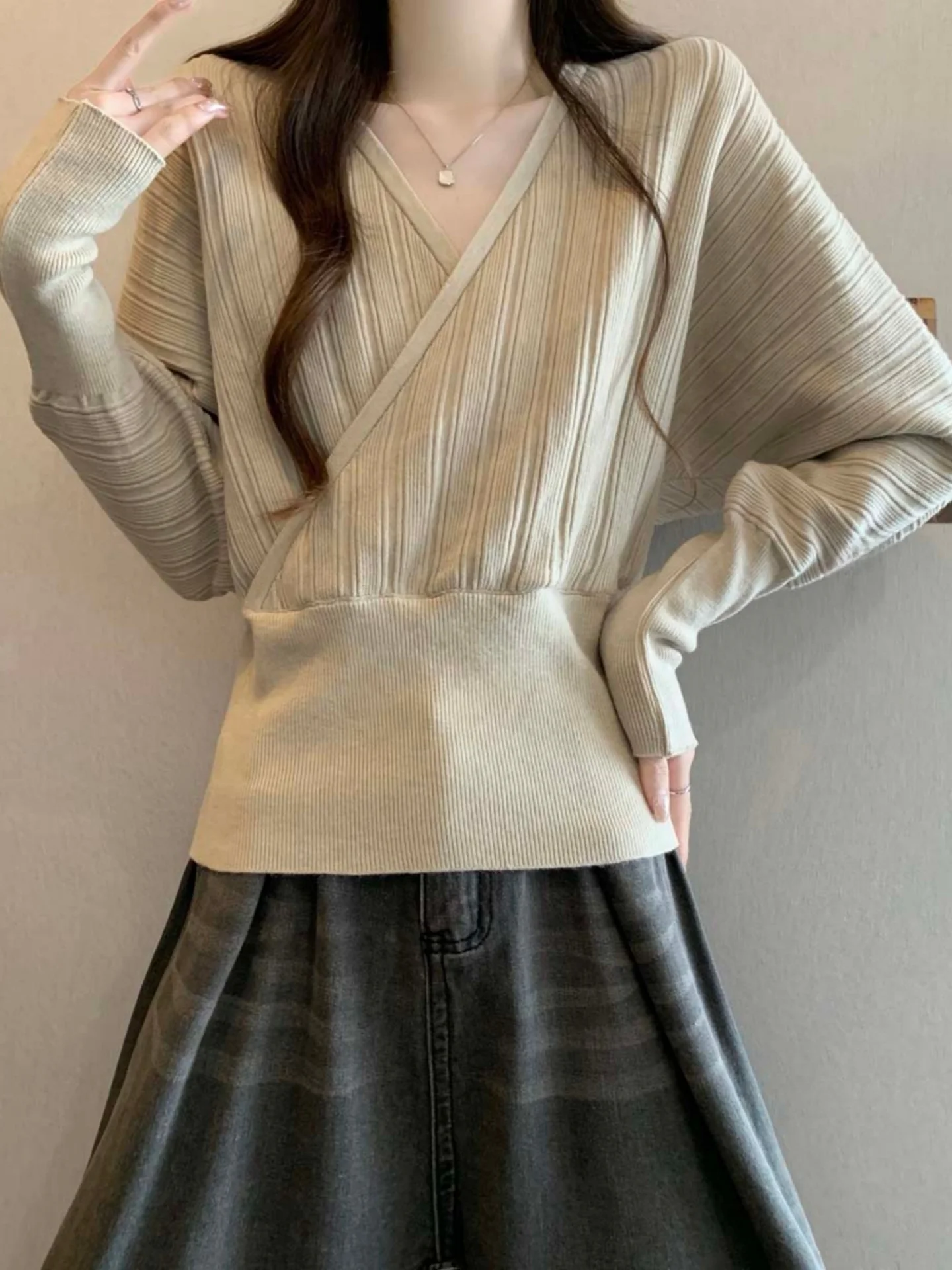 Slim Fit Long Sleeve V-Neck Knitted Base Shirt Women's Spring Autumn plus Size Conceal Belly Waist Shaping Fashionable Top
Slim Fit Long Sleeve V-Neck Knitted Base Shirt Women's Spring Autumn plus Size Conceal Belly Waist Shaping Fashionable Top