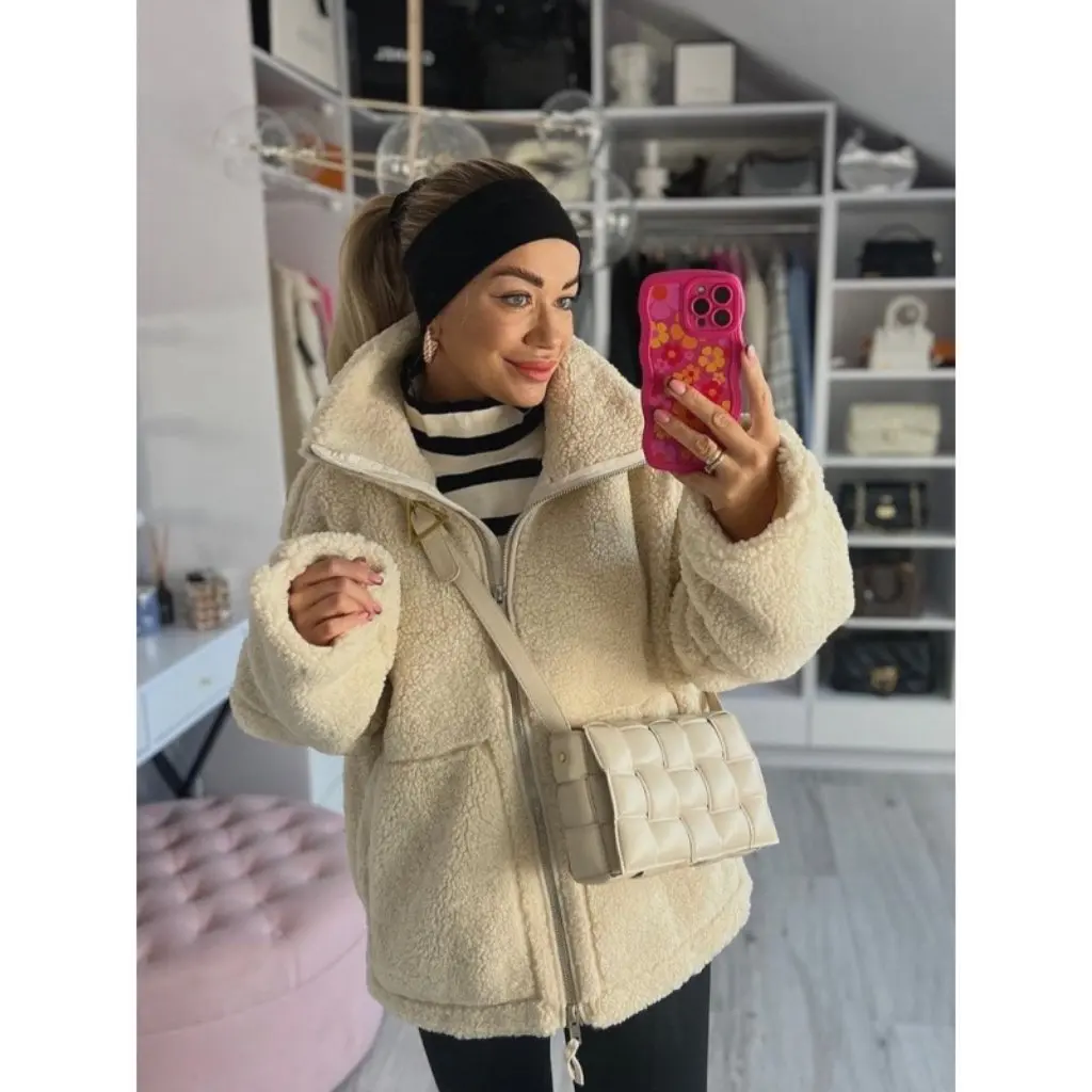Стиль Laid-back, однотонное шерстяное пальто с высоким воротником, женское осенне-зимнее пальто с мехом ягненка, Новое поступление, модная верхняя одежда
Стиль Laid-back, однотонное шерстяное пальто с высоким воротником, женское осенне-зимнее пальто с мехом ягненка, Новое поступление, модная верхняя одежда