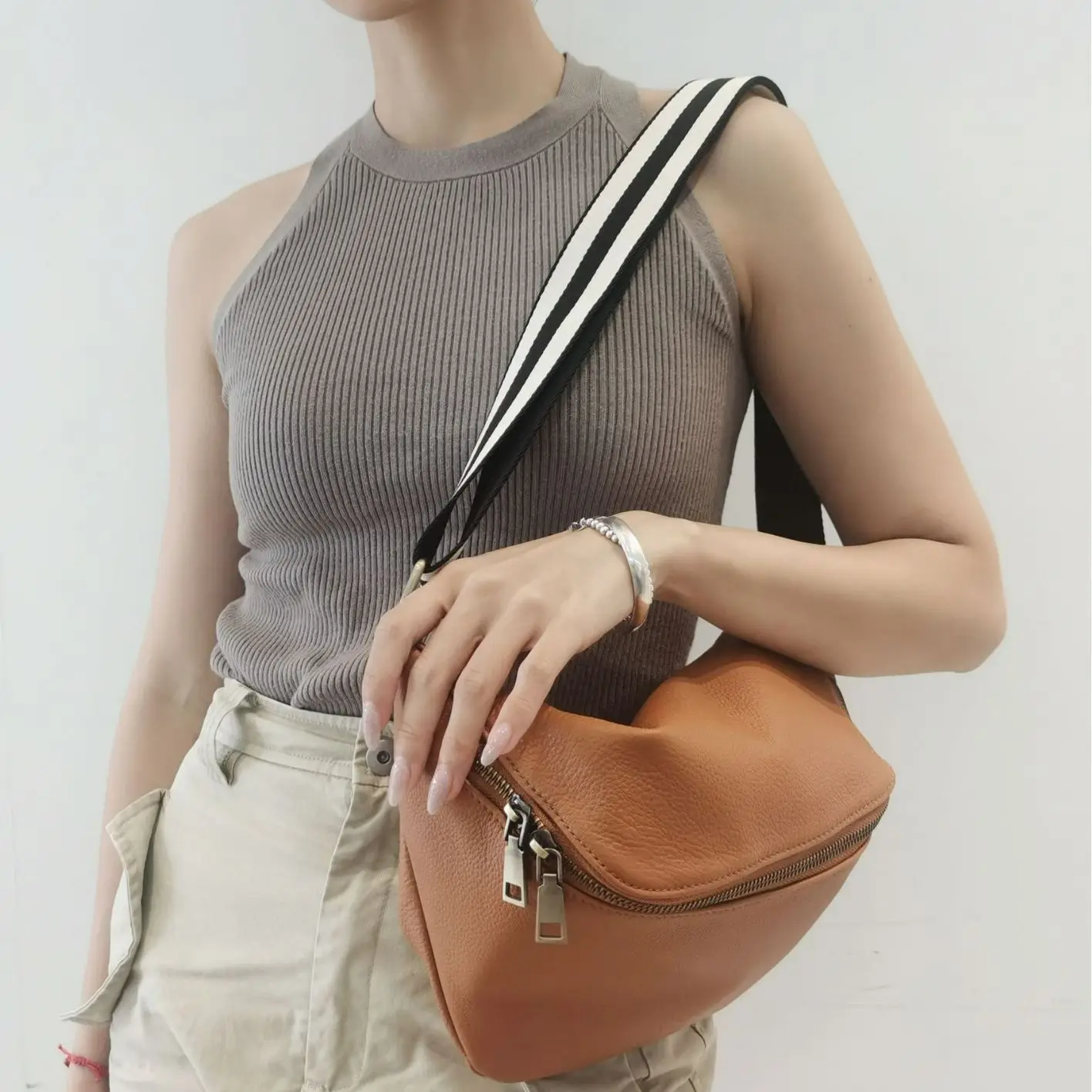 2025 Women's Shoulder Strap Adjustable Sports Fitness Top Layer Cowhide Slant Bust Bag
2025 Women's Shoulder Strap Adjustable Sports Fitness Top Layer Cowhide Slant Bust Bag