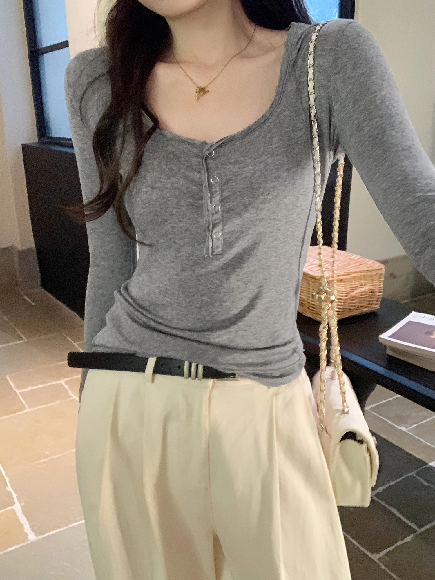 Laceuller Silk Wool Women's T-shirt Long Sleeve U-Neck Short Top Korean Style Early Autumn Gray Commute Fashion Casual Loose Fit
Laceuller Silk Wool Women's T-shirt Long Sleeve U-Neck Short Top Korean Style Early Autumn Gray Commute Fashion Casual Loose Fit