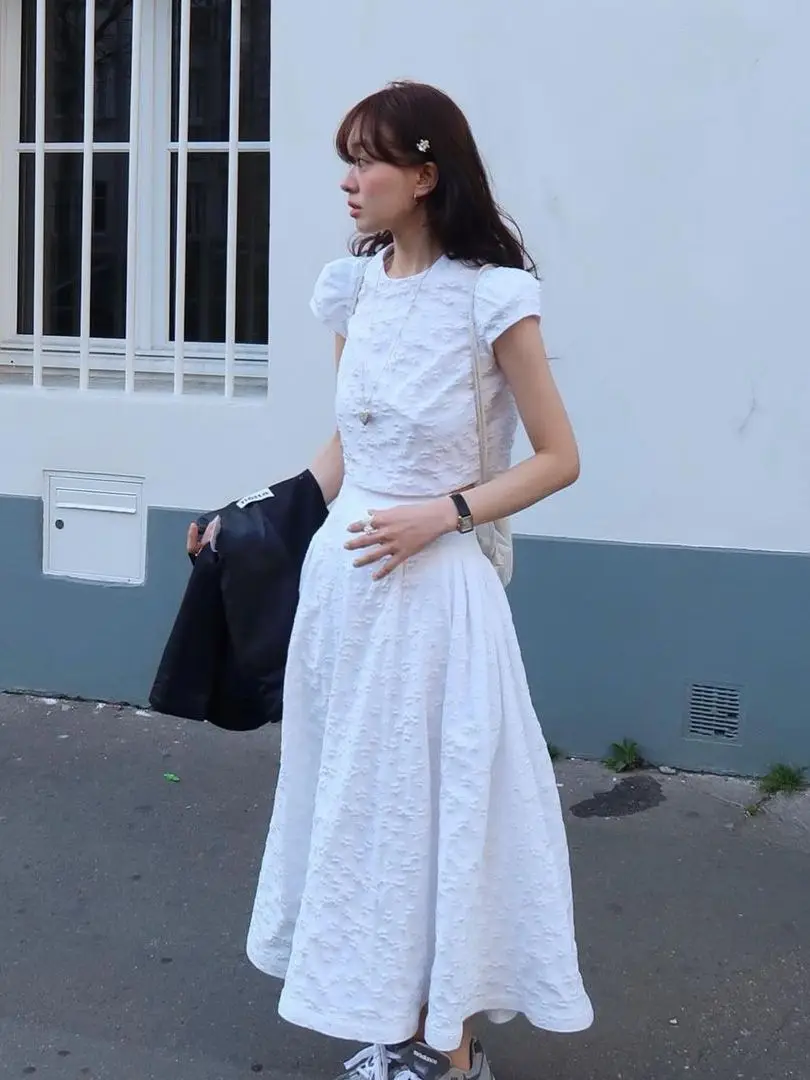 White Floral Embroidery Short Sleeve T-Shirt And High Waist Skirt Two-Piece Set Women's Summer Fashion Slimming Long Dress Set
White Floral Embroidery Short Sleeve T-Shirt And High Waist Skirt Two-Piece Set Women's Summer Fashion Slimming Long Dress Set
