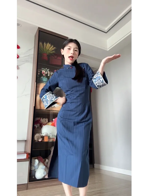 Новое китайское синее обновленное ретро-платье в стиле Республики, осеннее, для девушек, высококачественное, простое, с длинными рукавами, полной длины, из полиэстера, ципао
Новое китайское синее обновленное ретро-платье в стиле Республики, осеннее, для девушек, высококачественное, простое, с длинными рукавами, полной длины, из полиэстера, ципао