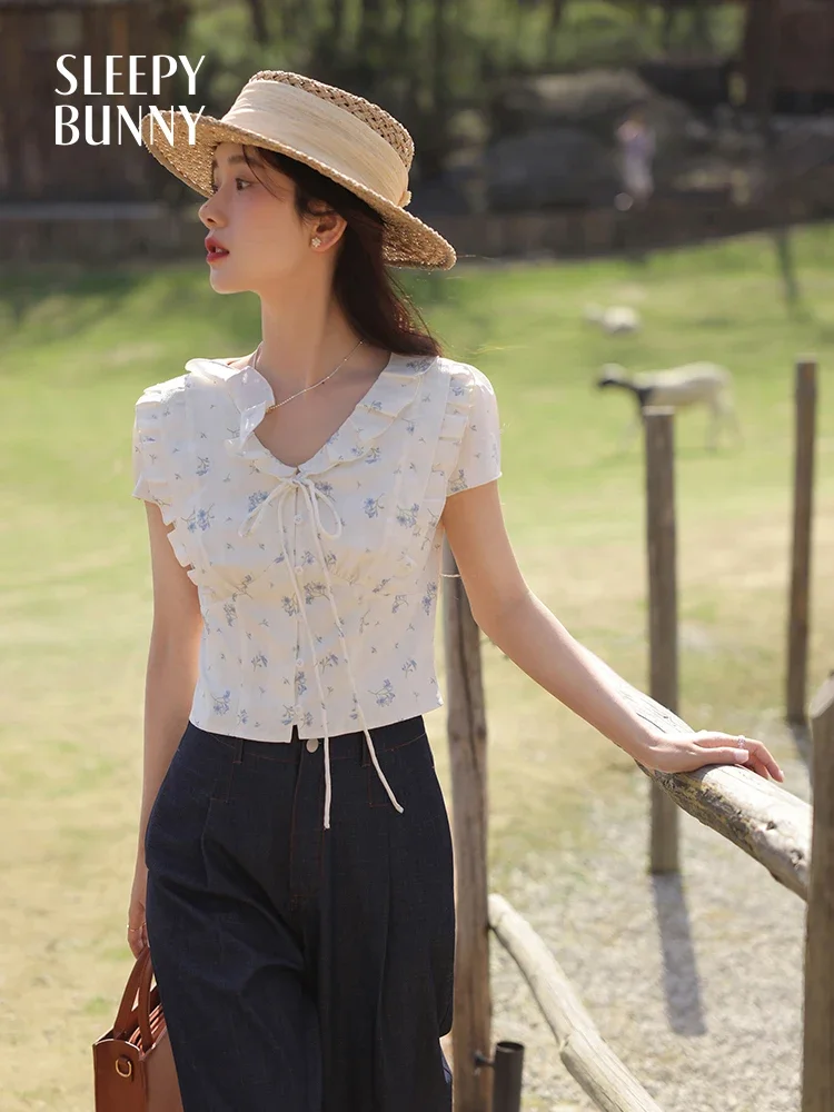 Sweet Floral Ruffle Collar Crop Blouse – Slim Fit Vintage Summer Top with Bow Tie and Puff Sleeves in Korean Romantic Style
Sweet Floral Ruffle Collar Crop Blouse – Slim Fit Vintage Summer Top with Bow Tie and Puff Sleeves in Korean Romantic Style