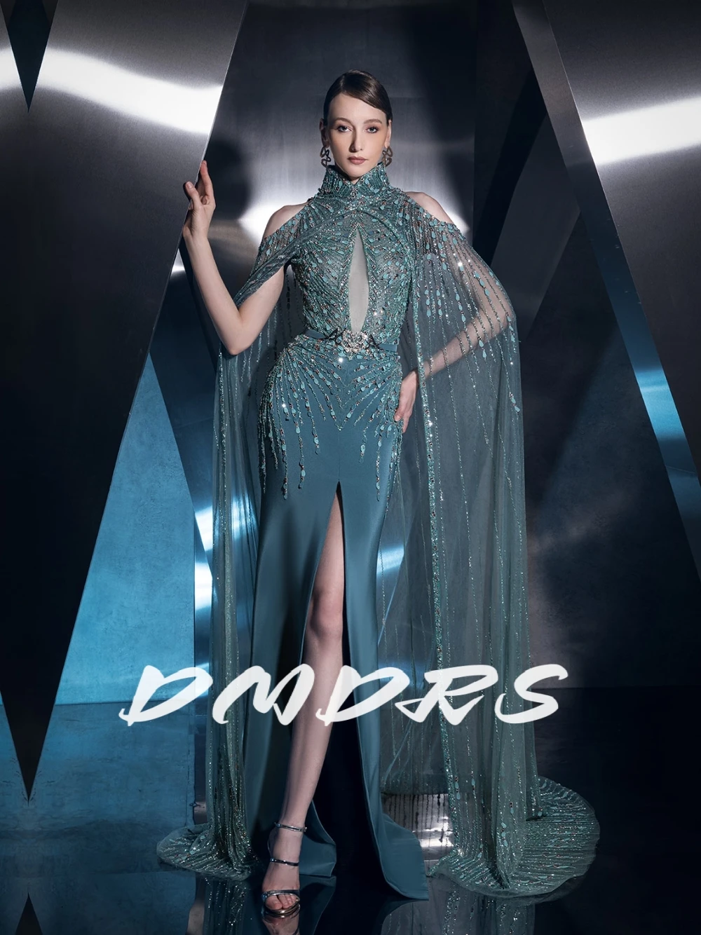 Sexy Front Slit Shiny Evening Dress Intricately High Neckline With Cape Prom Gown Customized Beaded Mermaid Charming Galas Wear
Sexy Front Slit Shiny Evening Dress Intricately High Neckline With Cape Prom Gown Customized Beaded Mermaid Charming Galas Wear