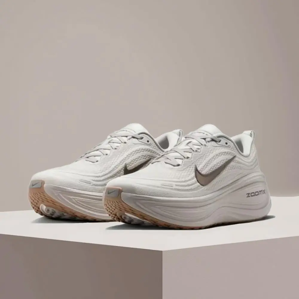 Мужские кроссовки Nike VOMERO PLUS с амортизацией: дышащие, удобные, из сетчатого материала, нескользящие, стильные и универсальные HV8150-005
Мужские кроссовки Nike VOMERO PLUS с амортизацией: дышащие, удобные, из сетчатого материала, нескользящие, стильные и универсальные HV8150-005