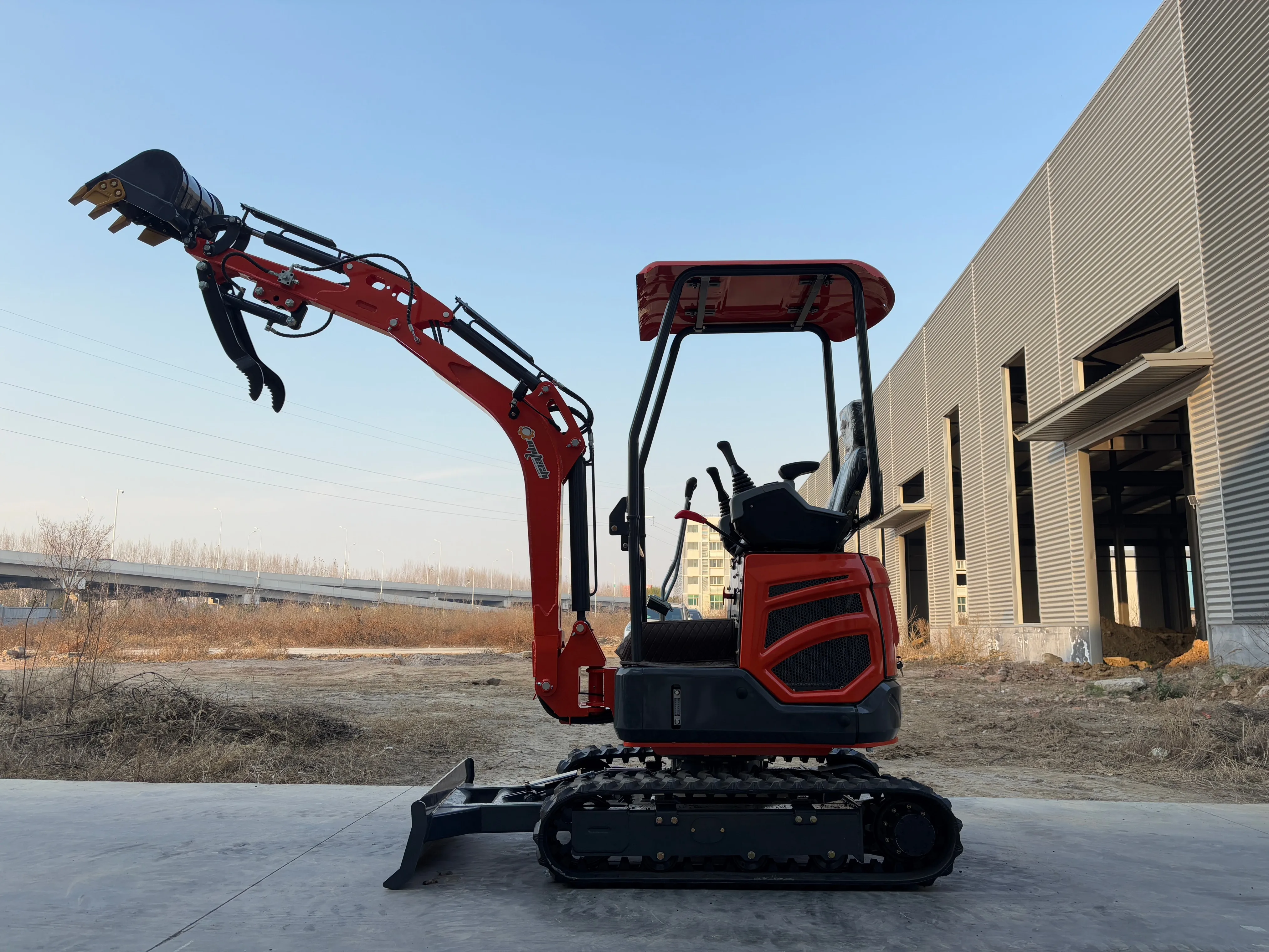 Небольшой экскаватор OMI T18 по индивидуальному заказу с высокоэффективной гидравлической системой поворотного рычага для использования на ферме
Небольшой экскаватор OMI T18 по индивидуальному заказу с высокоэффективной гидравлической системой поворотного рычага для использования на ферме