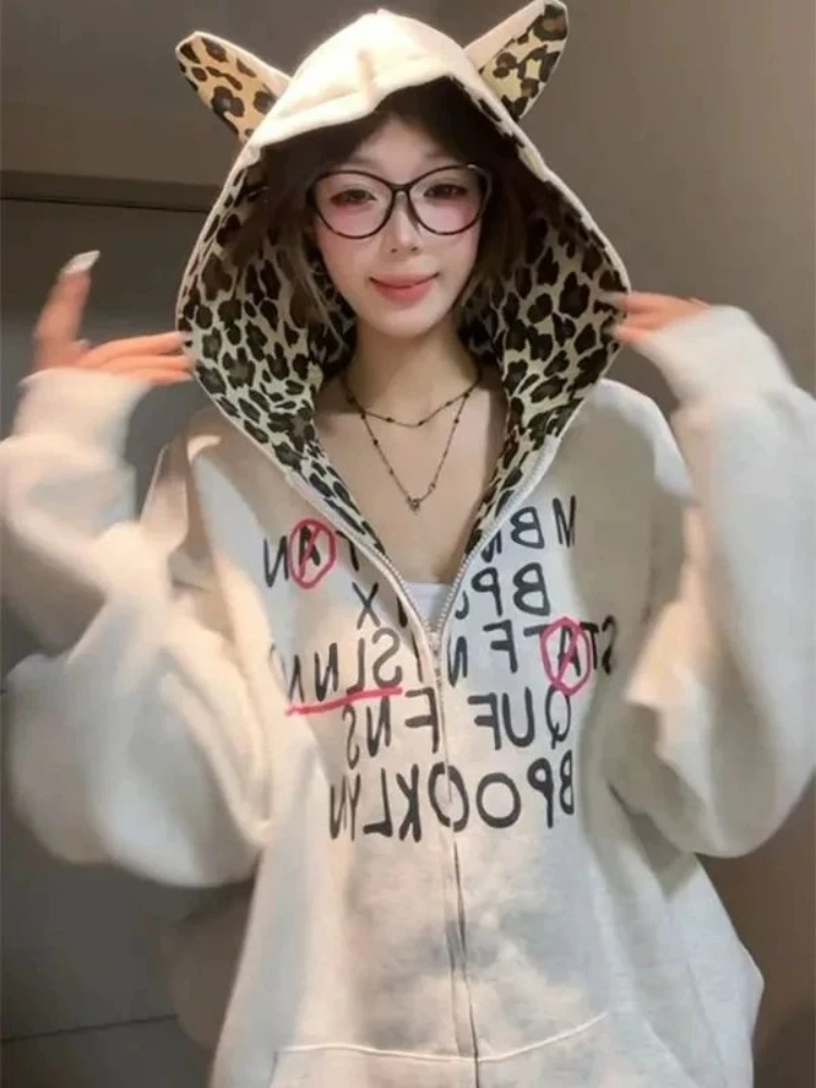 Американская винтажная верхняя одежда на молнии с буквенным узором и длинными рукавами, однотонная модная карманная субкультура с леопардовым принтом, осень 2023 г.
Американская винтажная верхняя одежда на молнии с буквенным узором и длинными рукавами, однотонная модная карманная субкультура с леопардовым принтом, осень 2023 г.