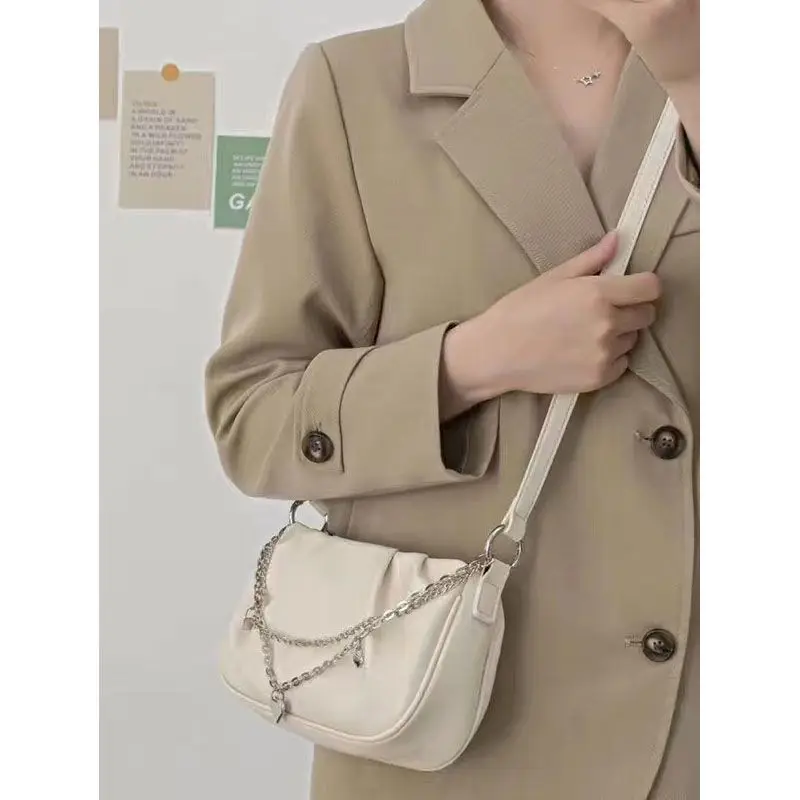 Folding Shoulder Crossbody Bag with Niche Design Fashionable and High-Quality Handbag Under The Armpit
Folding Shoulder Crossbody Bag with Niche Design Fashionable and High-Quality Handbag Under The Armpit
