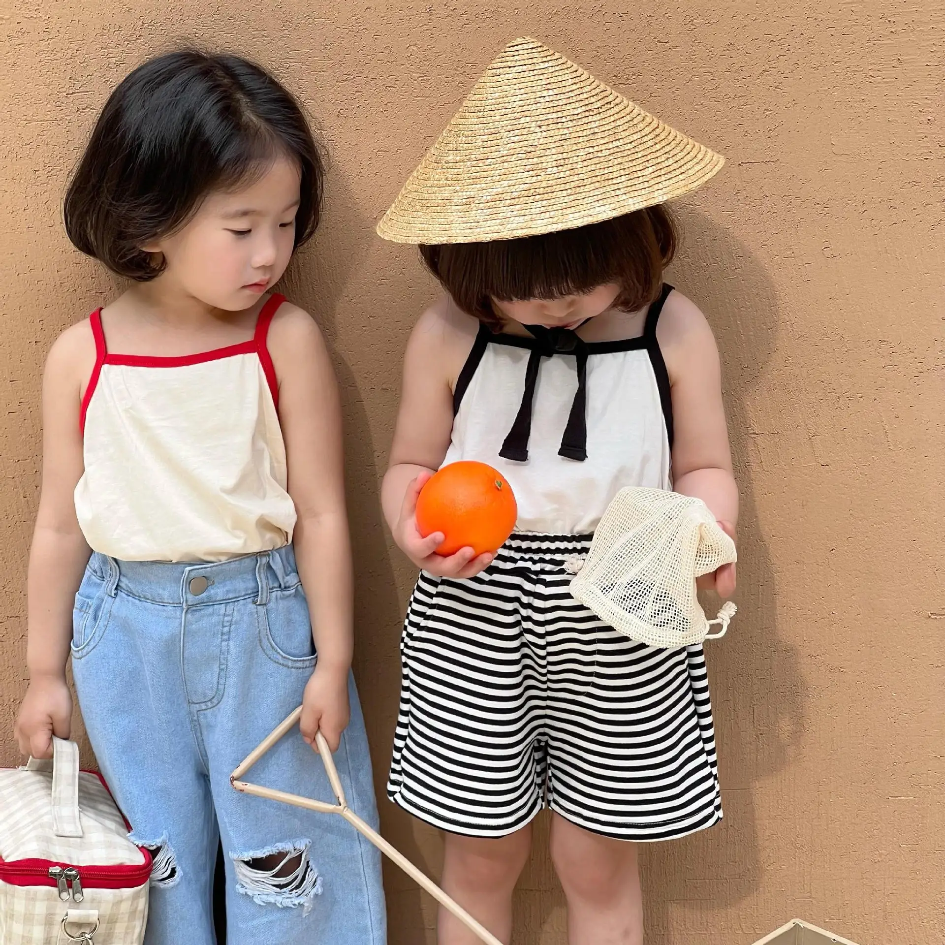 Korean children's clothing 2023 summer new girls' halter top children's and boys' contrast color edging pullover vest
Korean children's clothing 2023 summer new girls' halter top children's and boys' contrast color edging pullover vest