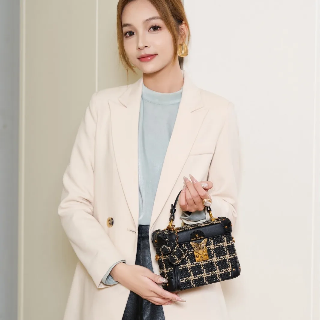 Light luxury brand women's handbag 2025 autumn and winter new box bag, high-end texture single shoulder diagonal cross bag
Light luxury brand women's handbag 2025 autumn and winter new box bag, high-end texture single shoulder diagonal cross bag