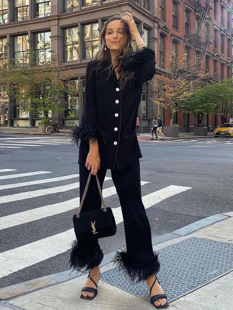 Elegant Black Feathers Splicing Long Sleeve Shirt And Nine Points Pants Home Sleepwear Fashionable Set for Women 25-35 Years Old
Elegant Black Feathers Splicing Long Sleeve Shirt And Nine Points Pants Home Sleepwear Fashionable Set for Women 25-35 Years Old