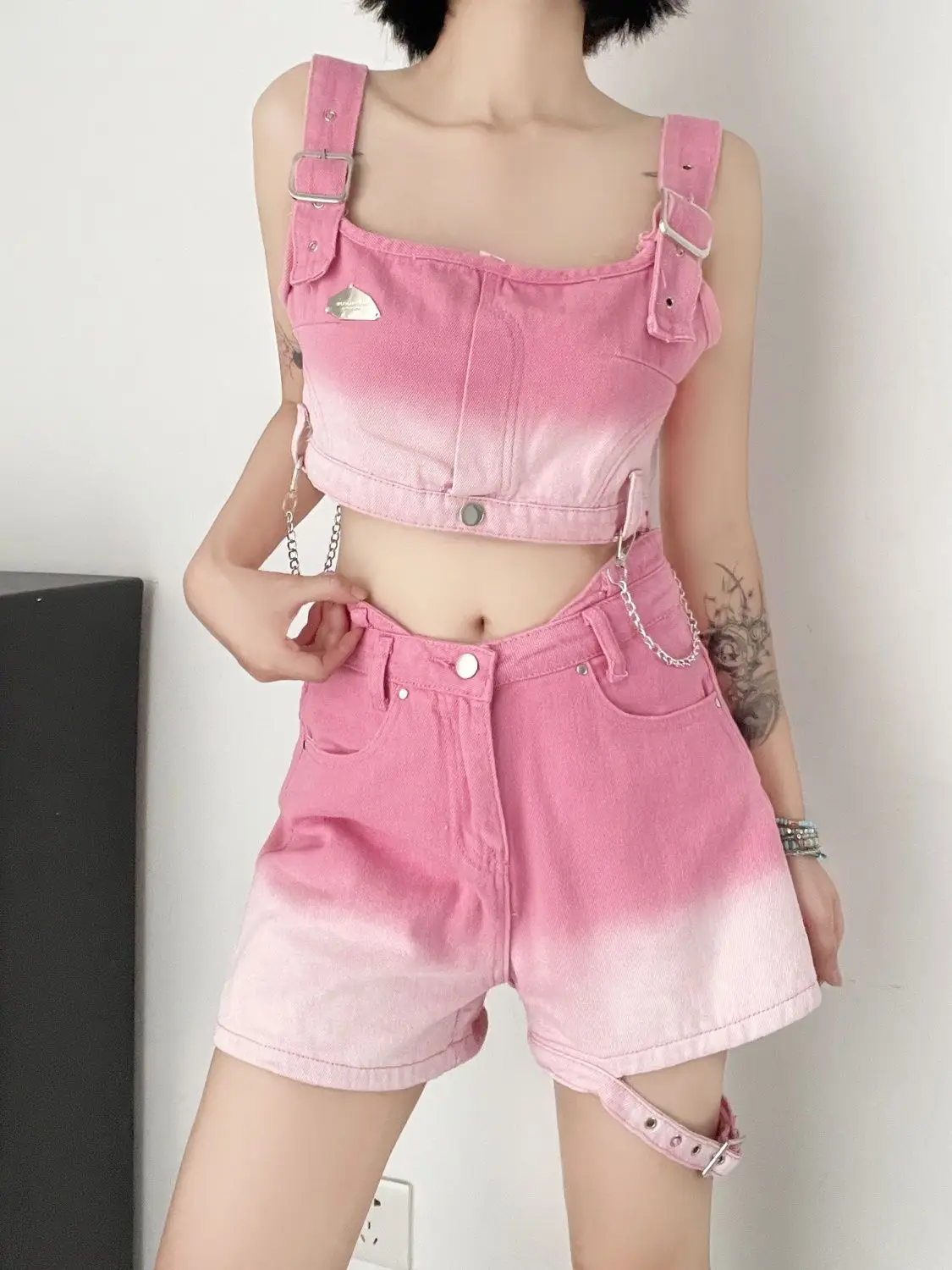 Dopamine pink denim vest top and slim fit high waisted shorts set for summer women's fashion slim fit high street 2-piece set
Dopamine pink denim vest top and slim fit high waisted shorts set for summer women's fashion slim fit high street 2-piece set
