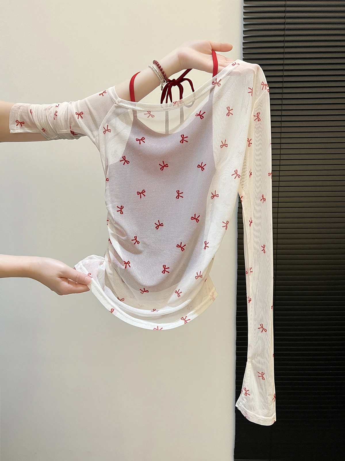 Pure Desire Style Long Sleeve T-Shirt Women's Slim Fit Mesh Top Neck Hanging False Two-Piece Hot Girl Commute Korean Version
Pure Desire Style Long Sleeve T-Shirt Women's Slim Fit Mesh Top Neck Hanging False Two-Piece Hot Girl Commute Korean Version