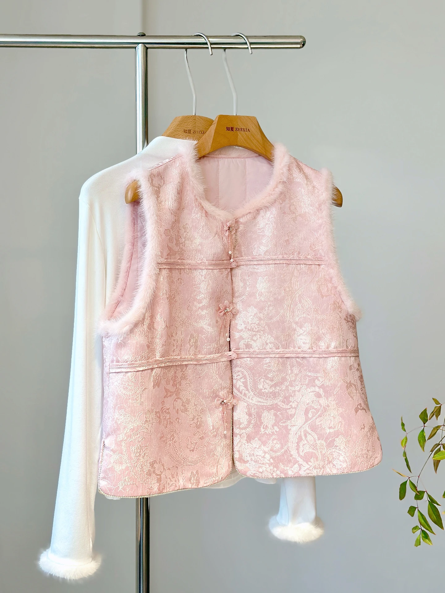 Pink New Chinese Jacquard Vest Women's Quilted Outer Wear High-Grade Young and Beautiful American Style
Pink New Chinese Jacquard Vest Women's Quilted Outer Wear High-Grade Young and Beautiful American Style