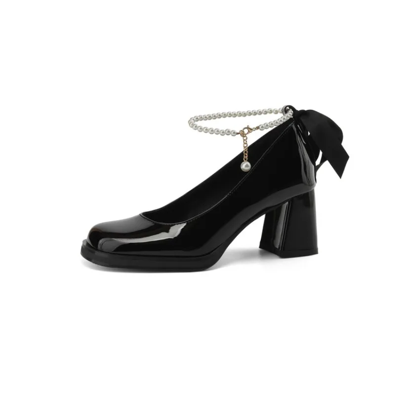 Женские туфли на высоком каблуке. Женские вечерние туфли. Модный тренд на толстом каблуке. Простые одинарные туфли для свадебного банкета. 
Женские туфли на высоком каблуке. Женские вечерние туфли. Модный тренд на толстом каблуке. Простые одинарные туфли для свадебного банкета.