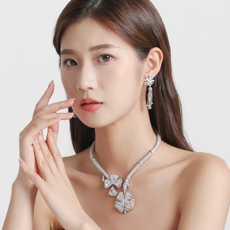 Модные элегантные стильные женские серьги с кисточками, серьги с инкрустацией из фианита, ажурные Серьги серебряного цвета с цветком
Модные элегантные стильные женские серьги с кисточками, серьги с инкрустацией из фианита, ажурные Серьги серебряного цвета с цветком