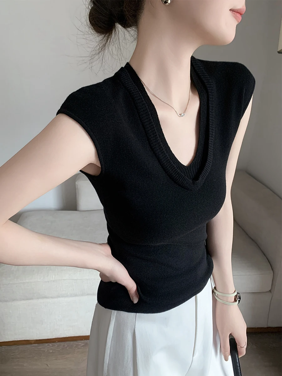 Black V-Neck Sleeveless Knitted Vest Women's Summer Fashion Slimming Versatile Top Commute Style Regular Length Pure Color
Black V-Neck Sleeveless Knitted Vest Women's Summer Fashion Slimming Versatile Top Commute Style Regular Length Pure Color