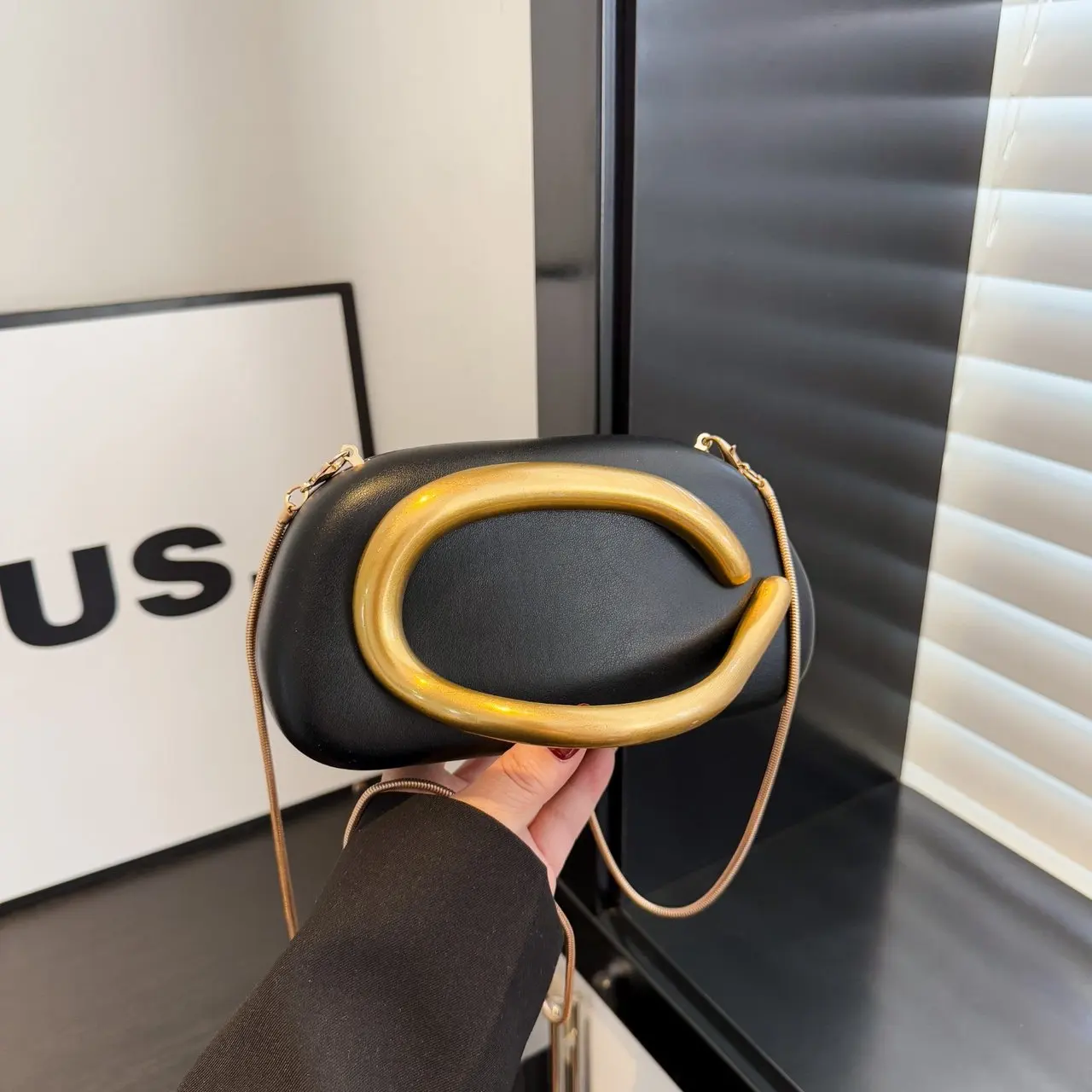 Elegant Luxury Messenger Bag for Women Vintage Paris Fashion Crossbody Tote Minimalist Leather Clutch Unique Design
Elegant Luxury Messenger Bag for Women Vintage Paris Fashion Crossbody Tote Minimalist Leather Clutch Unique Design