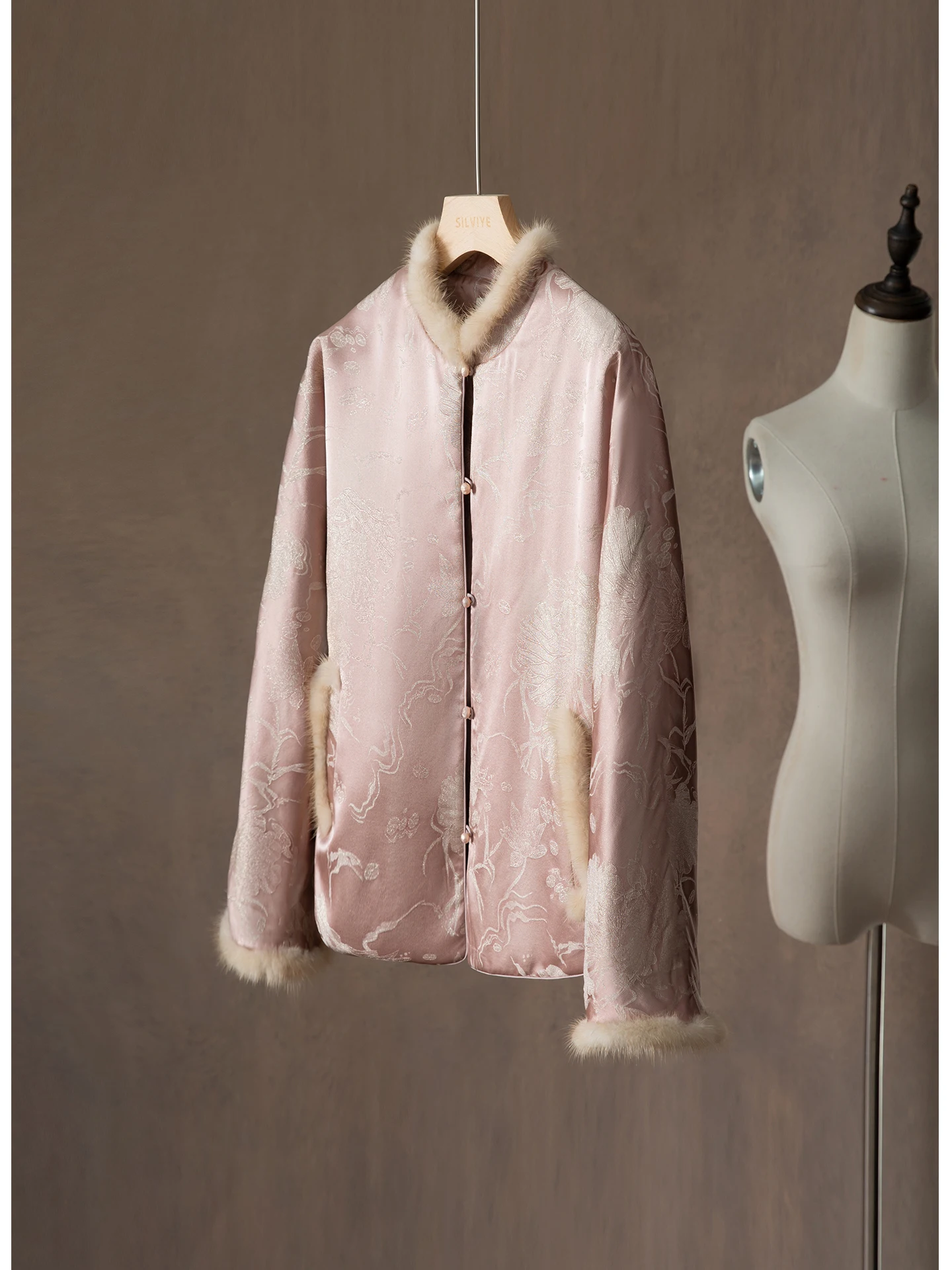 Silk Filled Jaet Women's Stand Collar Embroidered Gold Interwoven Mink Fur Real Silk Cotton Coat Straight Tube pe Long Sl...
Silk Filled Jaet Women's Stand Collar Embroidered Gold Interwoven Mink Fur Real Silk Cotton Coat Straight Tube pe Long Sl...