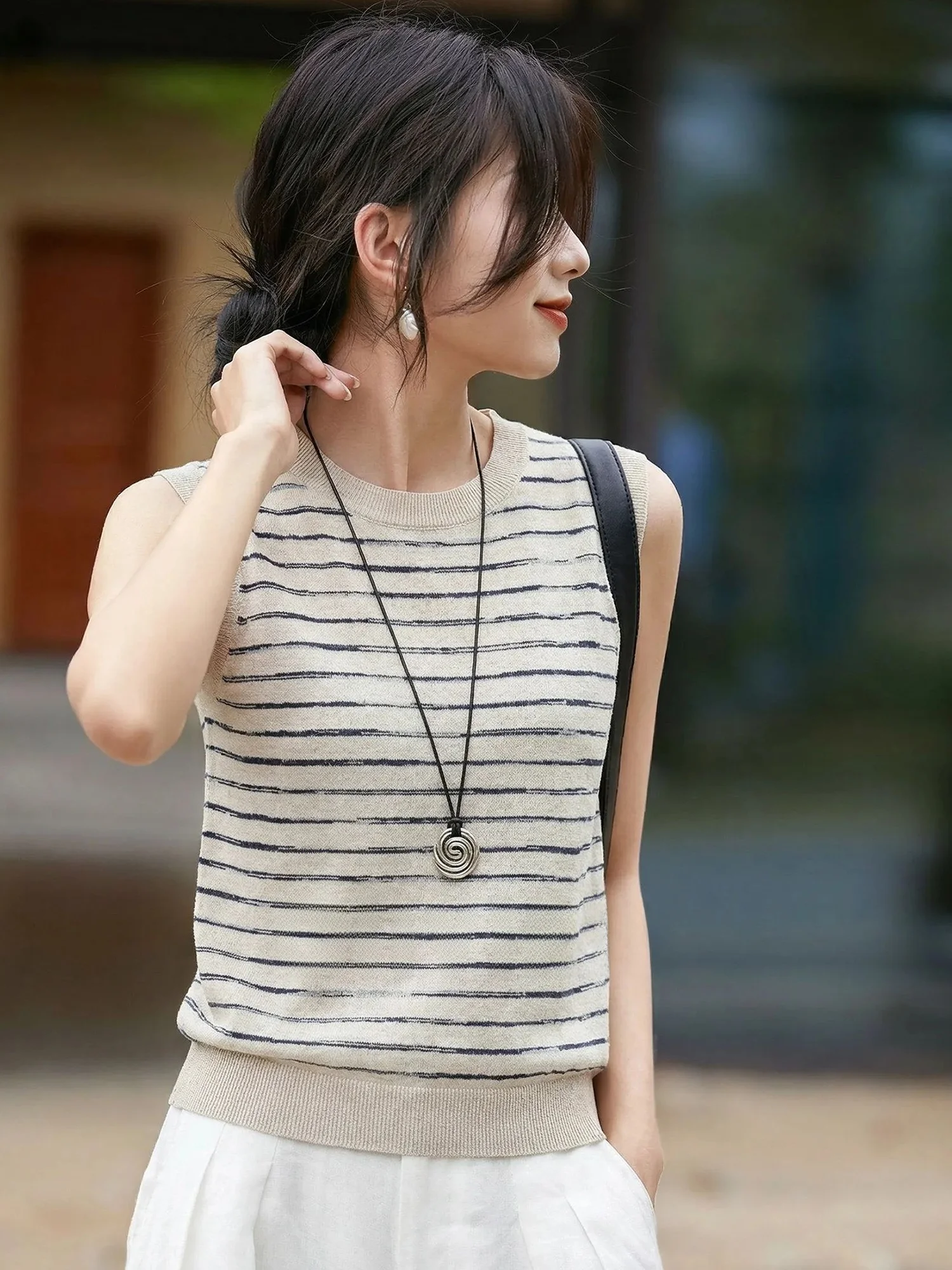 Chivirin Linen Stripe Knitwear Women's Sleeveless round Neck Slim Fit Versatile Youthful Top Fashionable Casual Summer Style
Chivirin Linen Stripe Knitwear Women's Sleeveless round Neck Slim Fit Versatile Youthful Top Fashionable Casual Summer Style