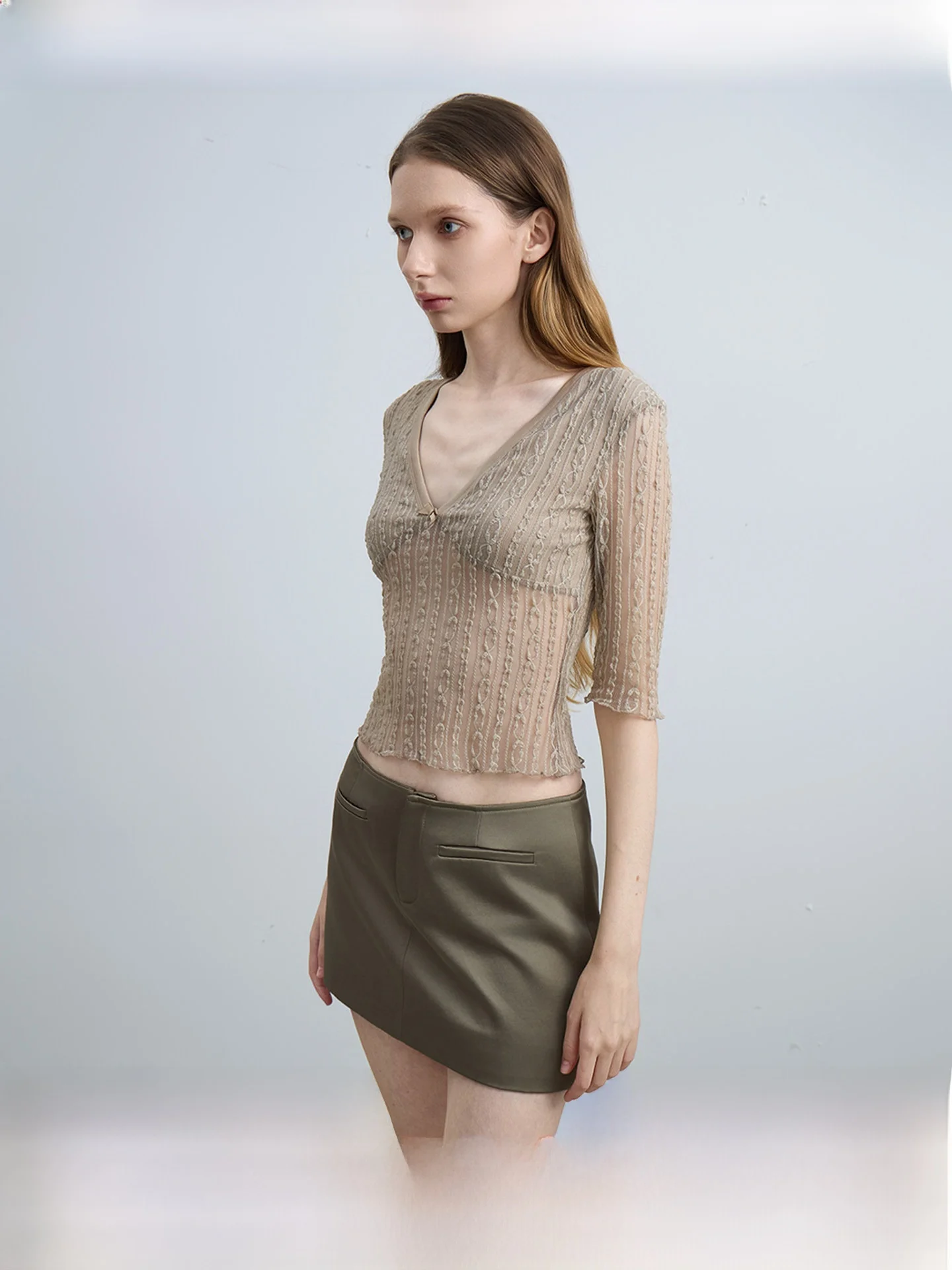 Футболка SukiBySuki Slim Fit с кружевными вставками, V-образным вырезом, эластичная, с коротким рукавом, с цветочным узором, в повседневном стиле, длина до колена
Футболка SukiBySuki Slim Fit с кружевными вставками, V-образным вырезом, эластичная, с коротким рукавом, с цветочным узором, в повседневном стиле, длина до колена