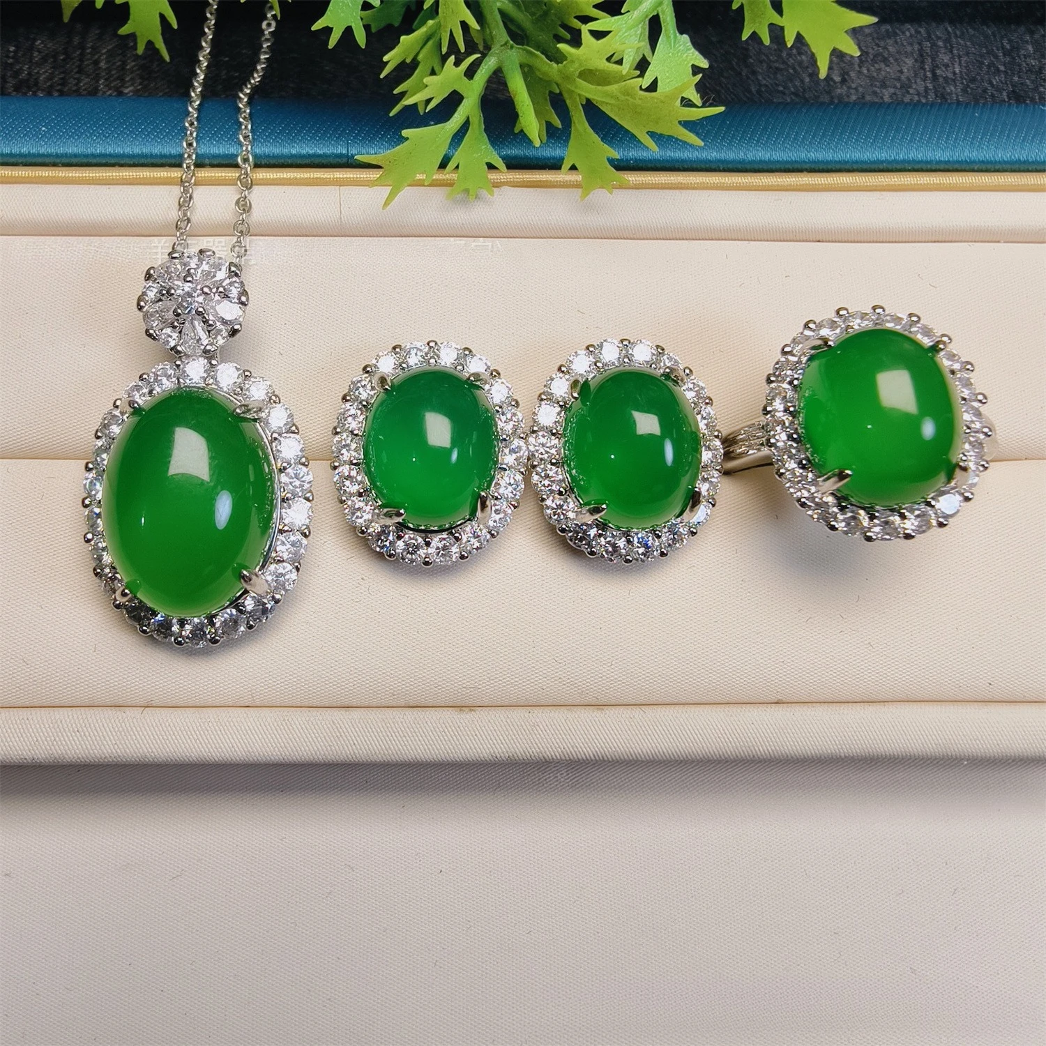 Silver-plated chalcedony necklace ring stud earrings pendant three-piece set jade pendant accessories comparable to jadeite
Silver-plated chalcedony necklace ring stud earrings pendant three-piece set jade pendant accessories comparable to jadeite