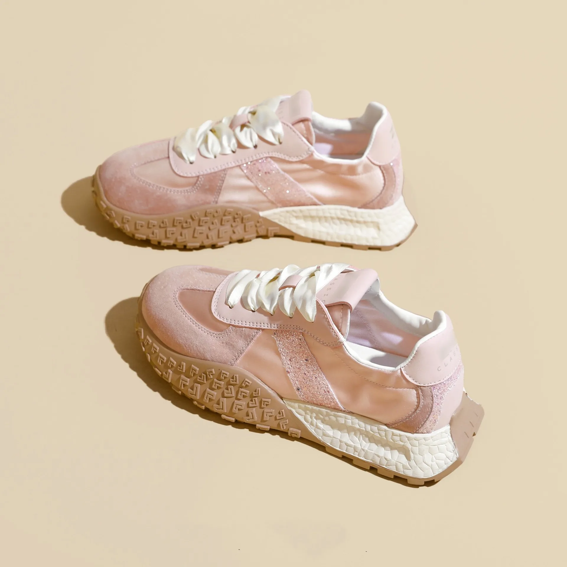 Женские новые дышащие кроссовки, высококачественные спортивные кроссовки, модные туфли на плоской подошве для девочек, балансирующая обувь 574, легкая обувь
Женские новые дышащие кроссовки, высококачественные спортивные кроссовки, модные туфли на плоской подошве для девочек, балансирующая обувь 574, легкая обувь