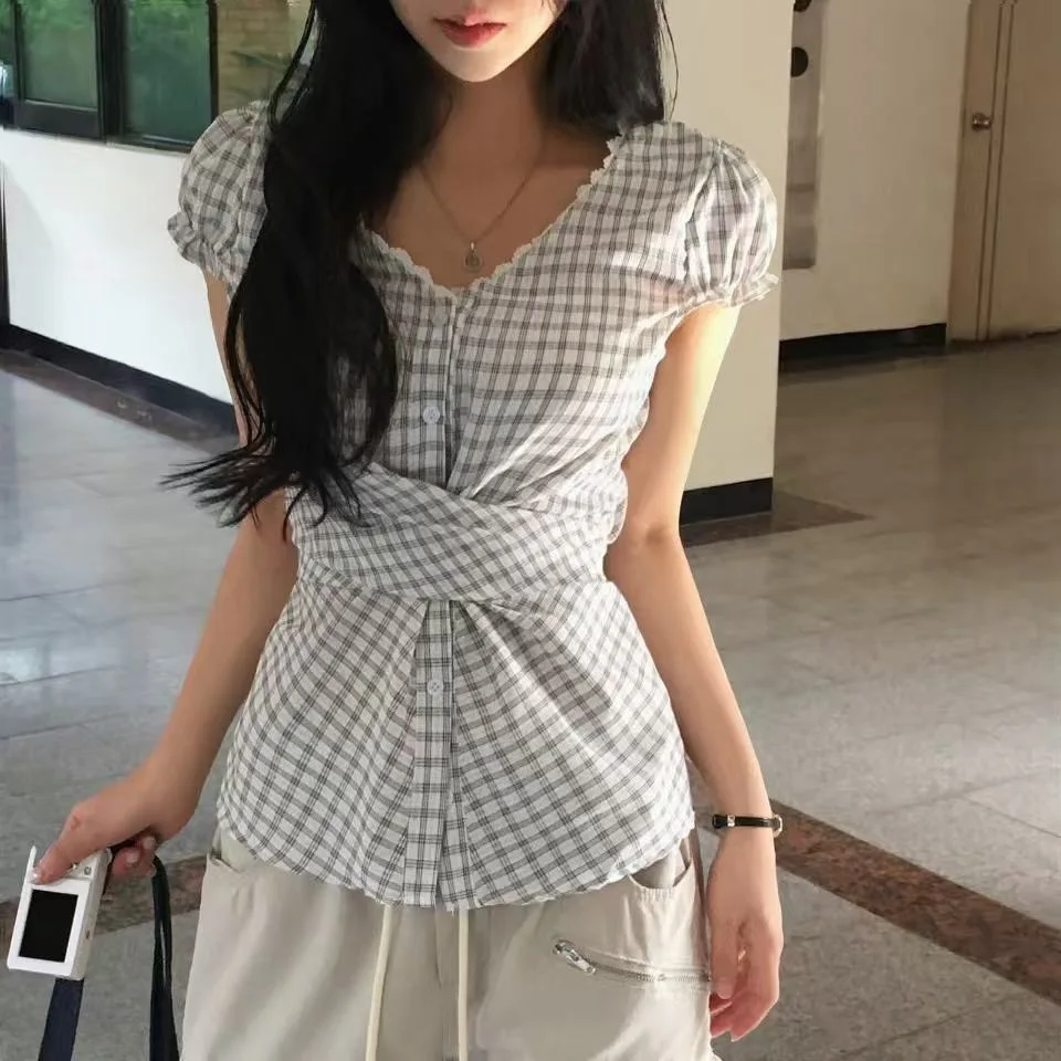 Chic Summer Plaid Bubble Sleeve V-Neck Waist-Cinched Crossed Strap Short-Sleeved Shirt for Women Korean Style Commute Fashion
Chic Summer Plaid Bubble Sleeve V-Neck Waist-Cinched Crossed Strap Short-Sleeved Shirt for Women Korean Style Commute Fashion
