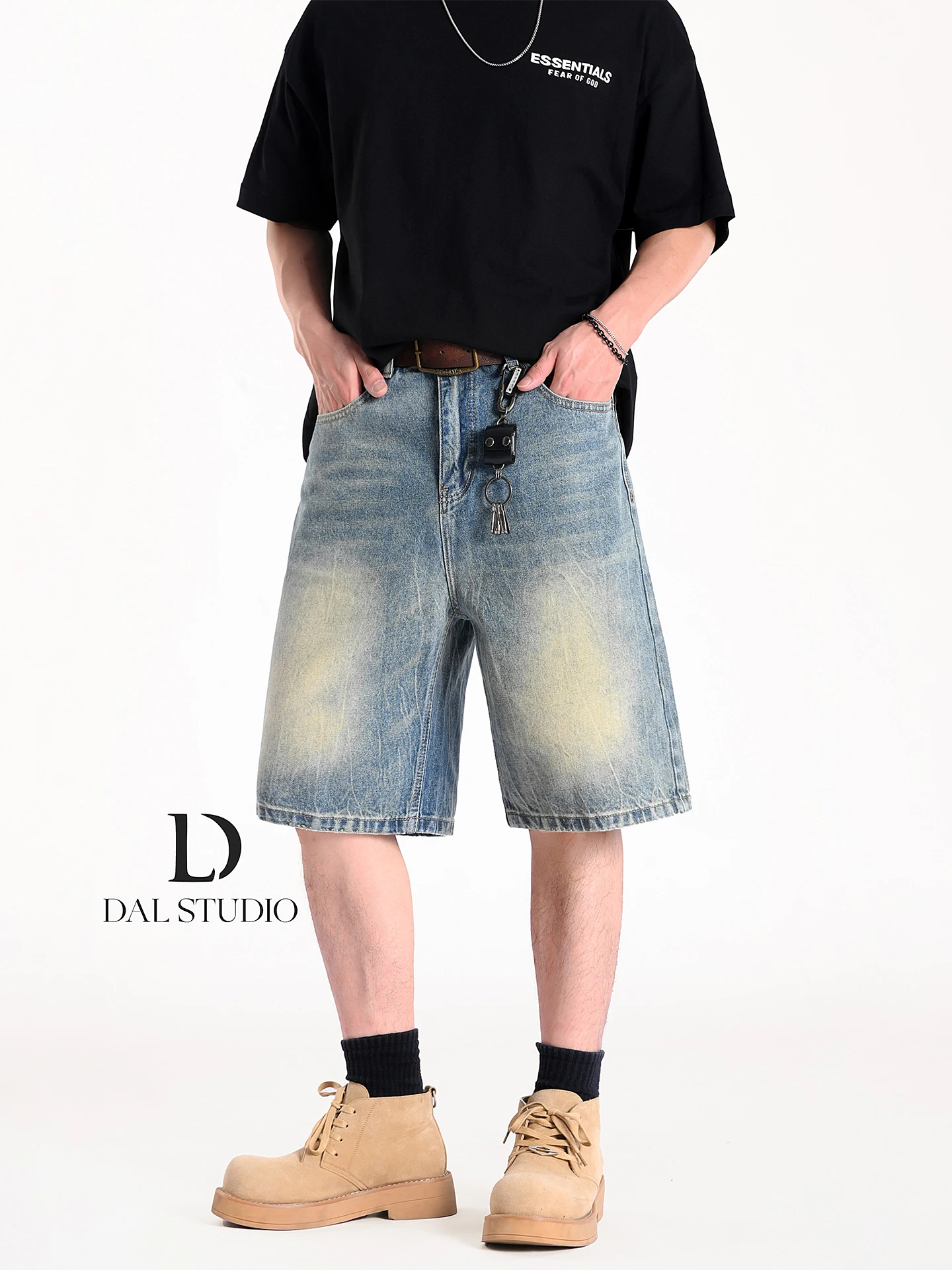 Мужские брюки из американского синего денима в стиле ретро, лето 2025 г., новые потертые повседневные свободные джинсы с пятью десятками из смеси хлопка
Мужские брюки из американского синего денима в стиле ретро, лето 2025 г., новые потертые повседневные свободные джинсы с пятью десятками из смеси хлопка