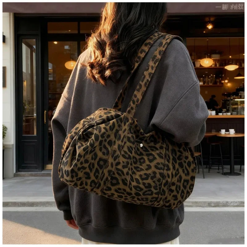 Leopard Print Canvas Shoulder Bag Fashion Large Capacity Tote Bag Woman Handbag for Daily Commute Guangzhou High Quality Bag
Leopard Print Canvas Shoulder Bag Fashion Large Capacity Tote Bag Woman Handbag for Daily Commute Guangzhou High Quality Bag