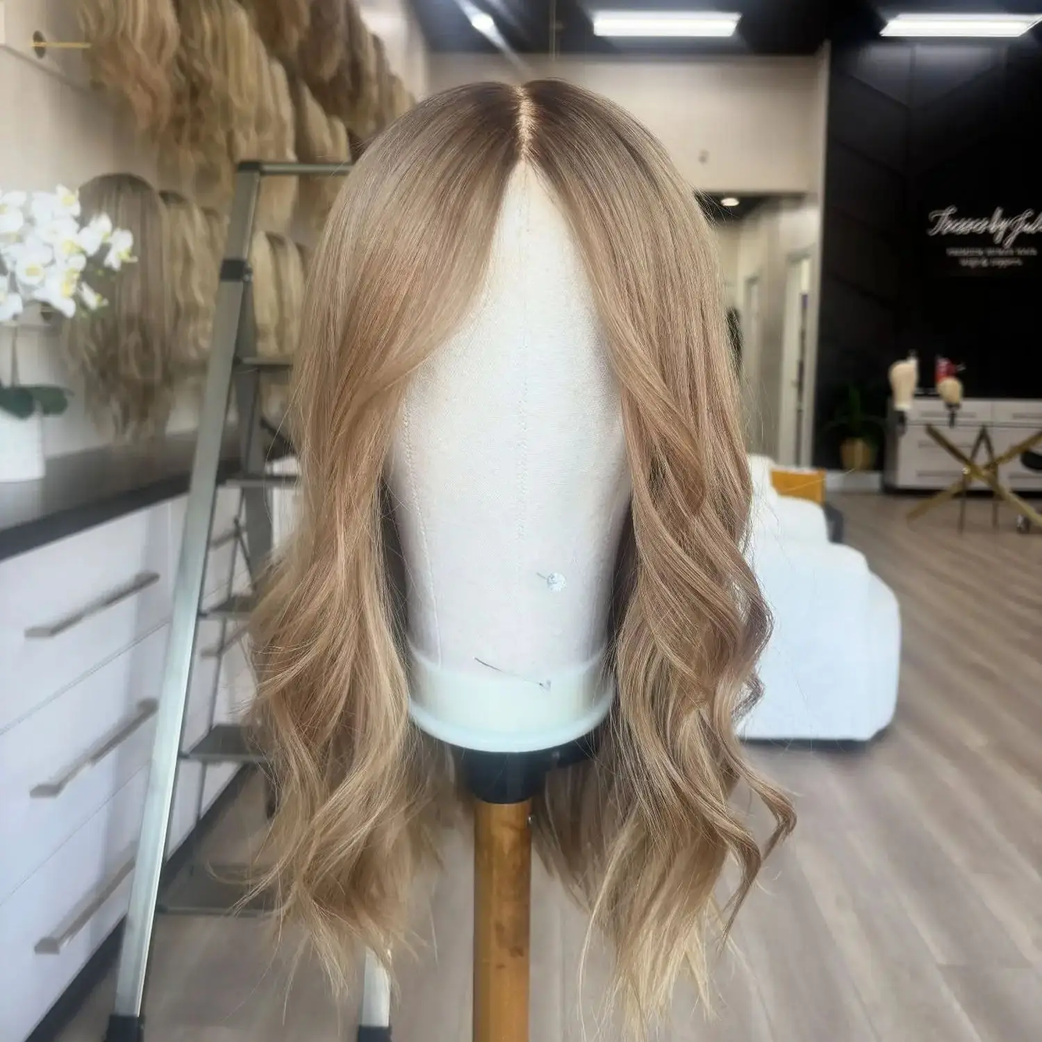 Синтетический парик 13x4 Ombre Blonde Brown с мягким HD-кружевом, естественная волна, плотность 180%, высококачественный, с предварительно вычесанной линией роста волос, для повседневного использования
Синтетический парик 13x4 Ombre Blonde Brown с мягким HD-кружевом, естественная волна, плотность 180%, высококачественный, с предварительно вычесанной линией роста волос, для повседневного использования