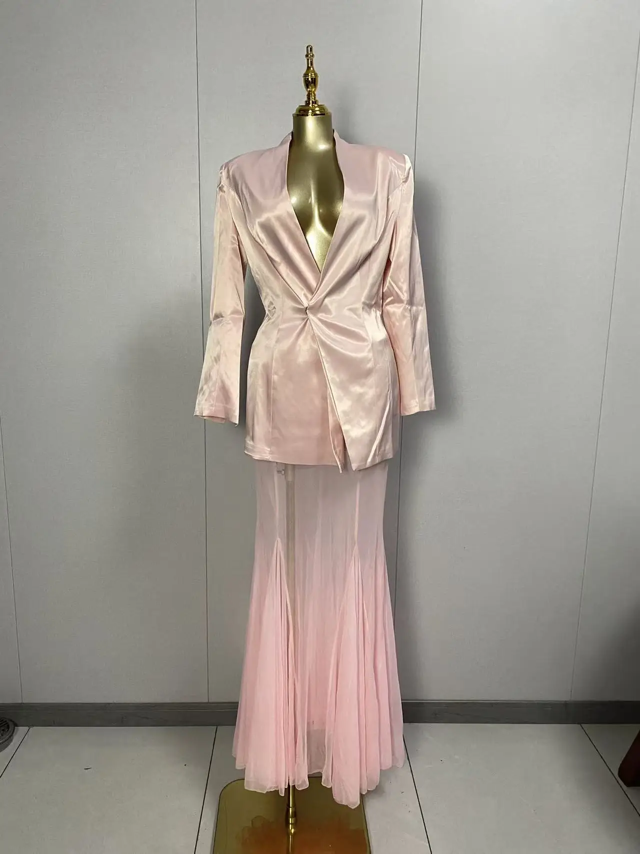 2025 New Women Sexy Long Sleeve V Neck Suit Mesh Pink Two Pieces Skirts Set Elegant Evening Club Party Outfits
2025 New Women Sexy Long Sleeve V Neck Suit Mesh Pink Two Pieces Skirts Set Elegant Evening Club Party Outfits