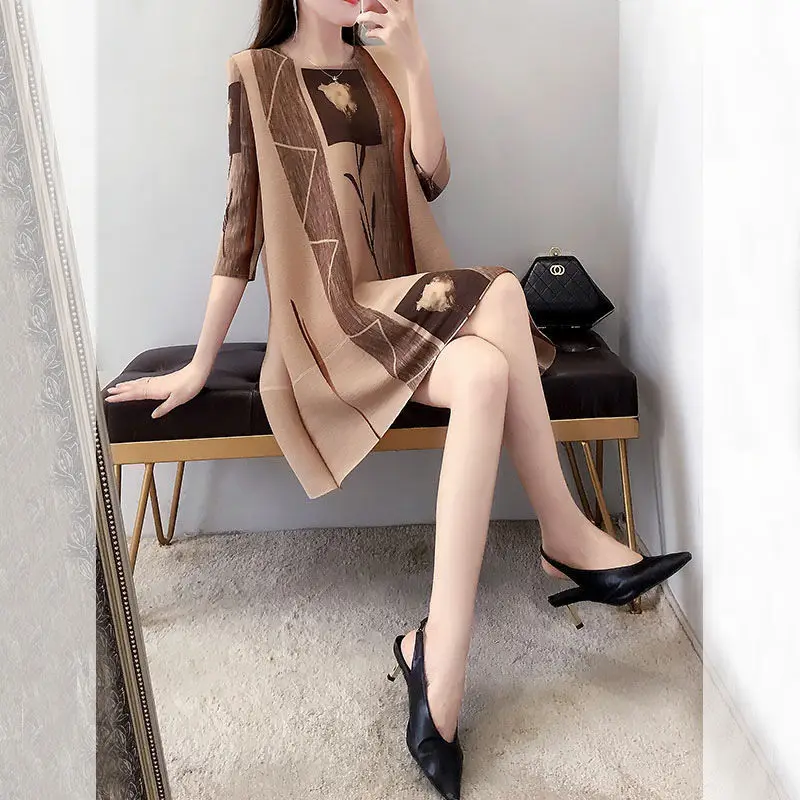 Female dress 2023 new Korean print agende long fold dress spring fashion collision loose straight half sleeve o neck dress skirt
Female dress 2023 new Korean print agende long fold dress spring fashion collision loose straight half sleeve o neck dress skirt