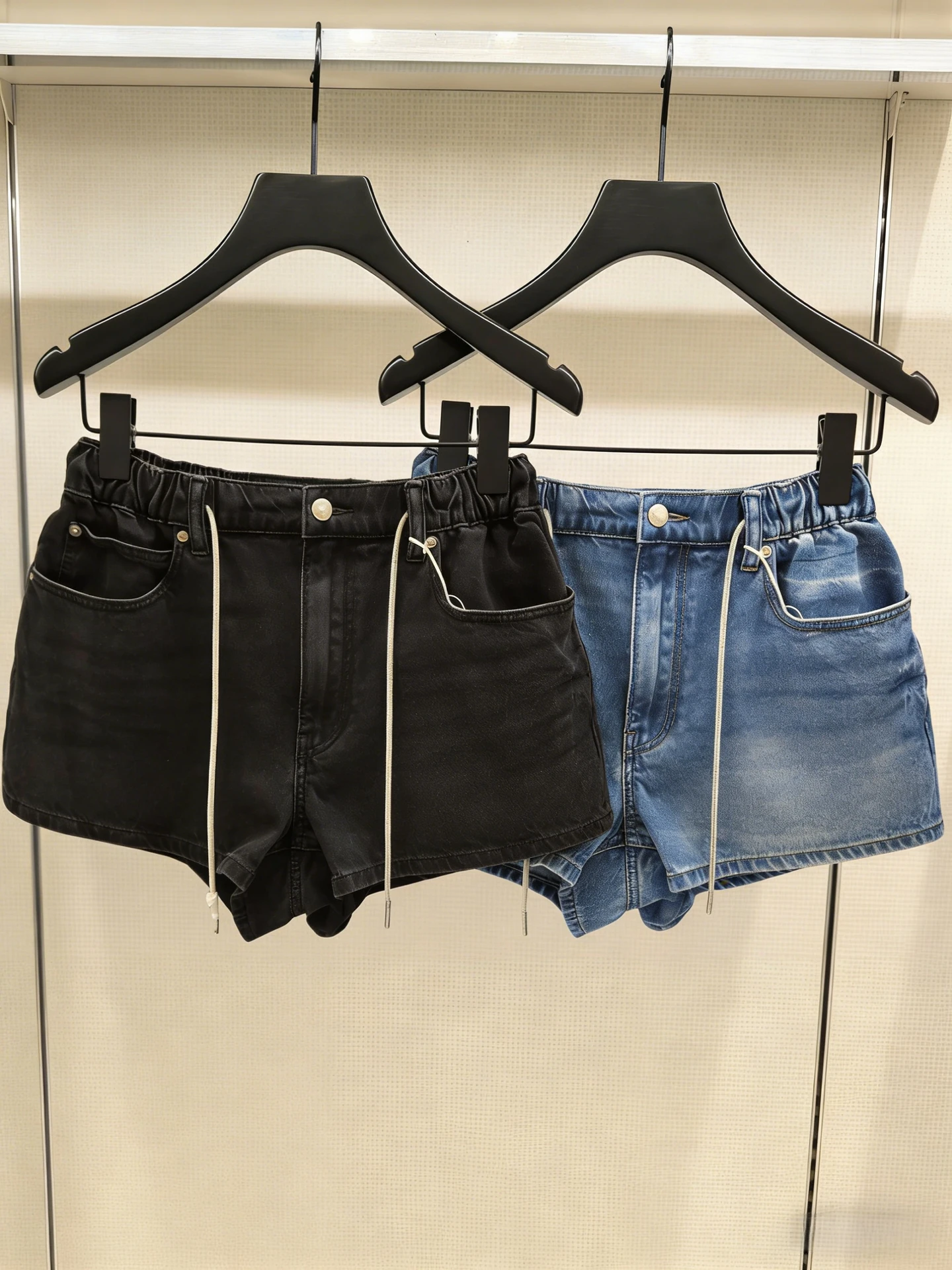 Summer New Style South Oil 2026 King Crystal Drawstring Pleated Denim Shorts Women Casual Fashion Super Sexy Straight Leg Jeans
Summer New Style South Oil 2026 King Crystal Drawstring Pleated Denim Shorts Women Casual Fashion Super Sexy Straight Leg Jeans