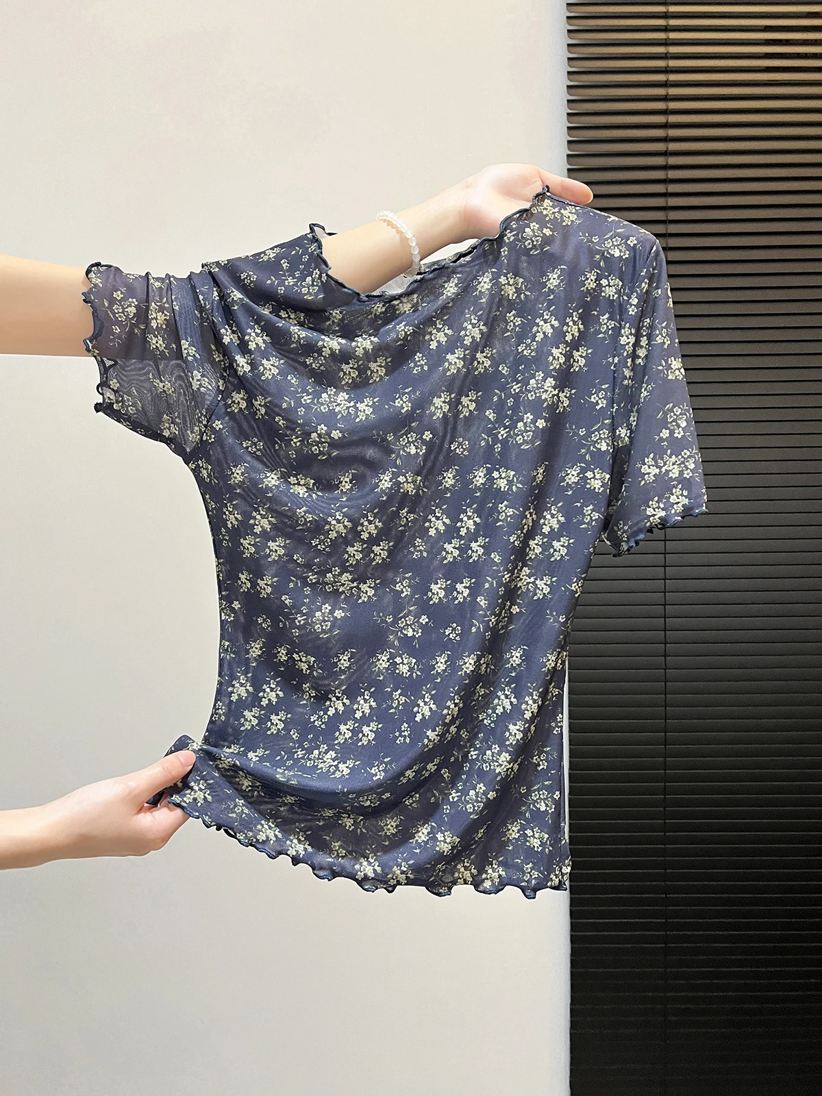 Floral round Neck Short Sleeve Mesh T-Shirt Women's Summer New Style Slimming Thin Top Self-kept Recommended Korean Version
Floral round Neck Short Sleeve Mesh T-Shirt Women's Summer New Style Slimming Thin Top Self-kept Recommended Korean Version