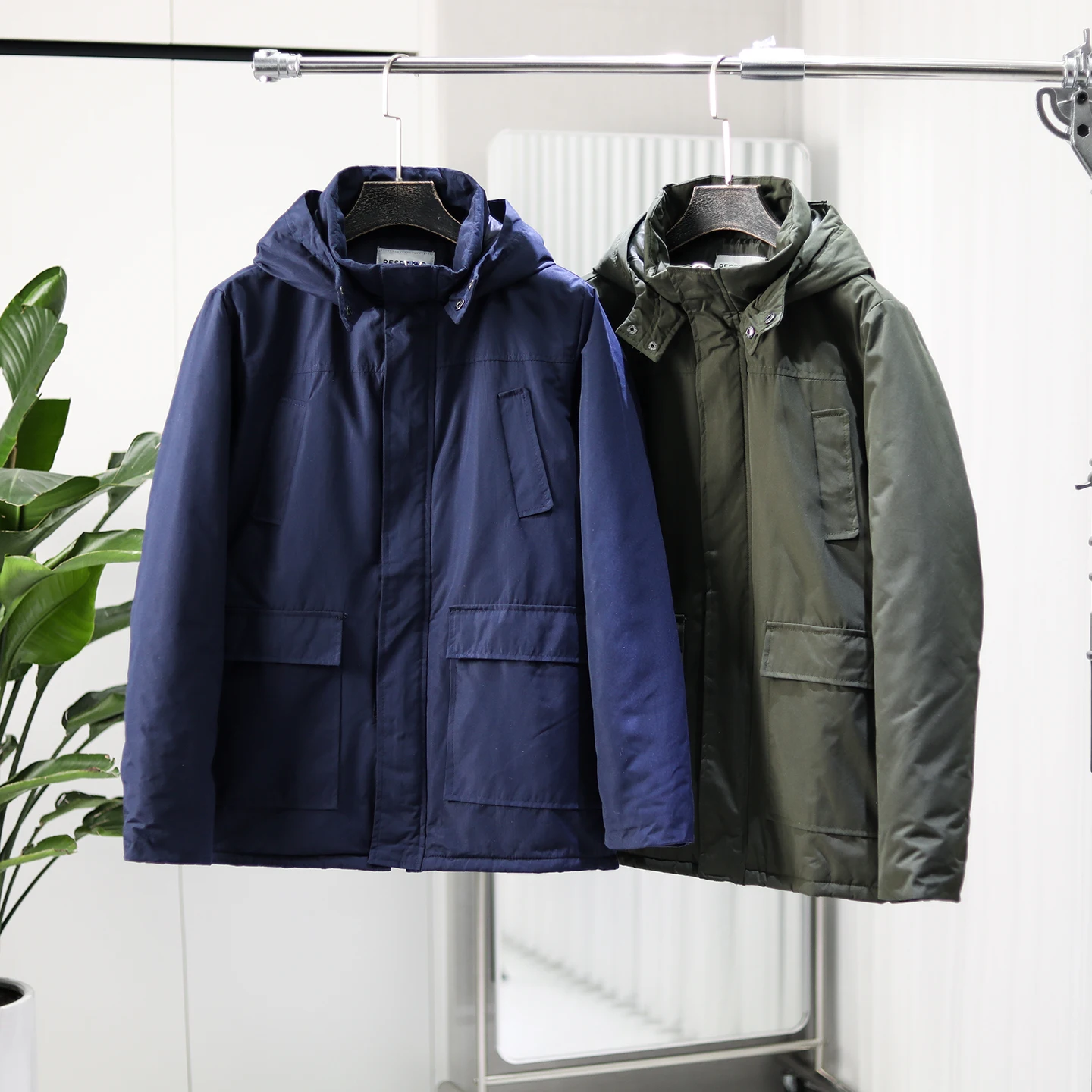 Мужская повседневная хлопковая куртка с капюшоном, ветрозащитная, теплая, с утеплением из сэндвич-хлопка, осенне-зимняя модная верхняя одежда
Мужская повседневная хлопковая куртка с капюшоном, ветрозащитная, теплая, с утеплением из сэндвич-хлопка, осенне-зимняя модная верхняя одежда