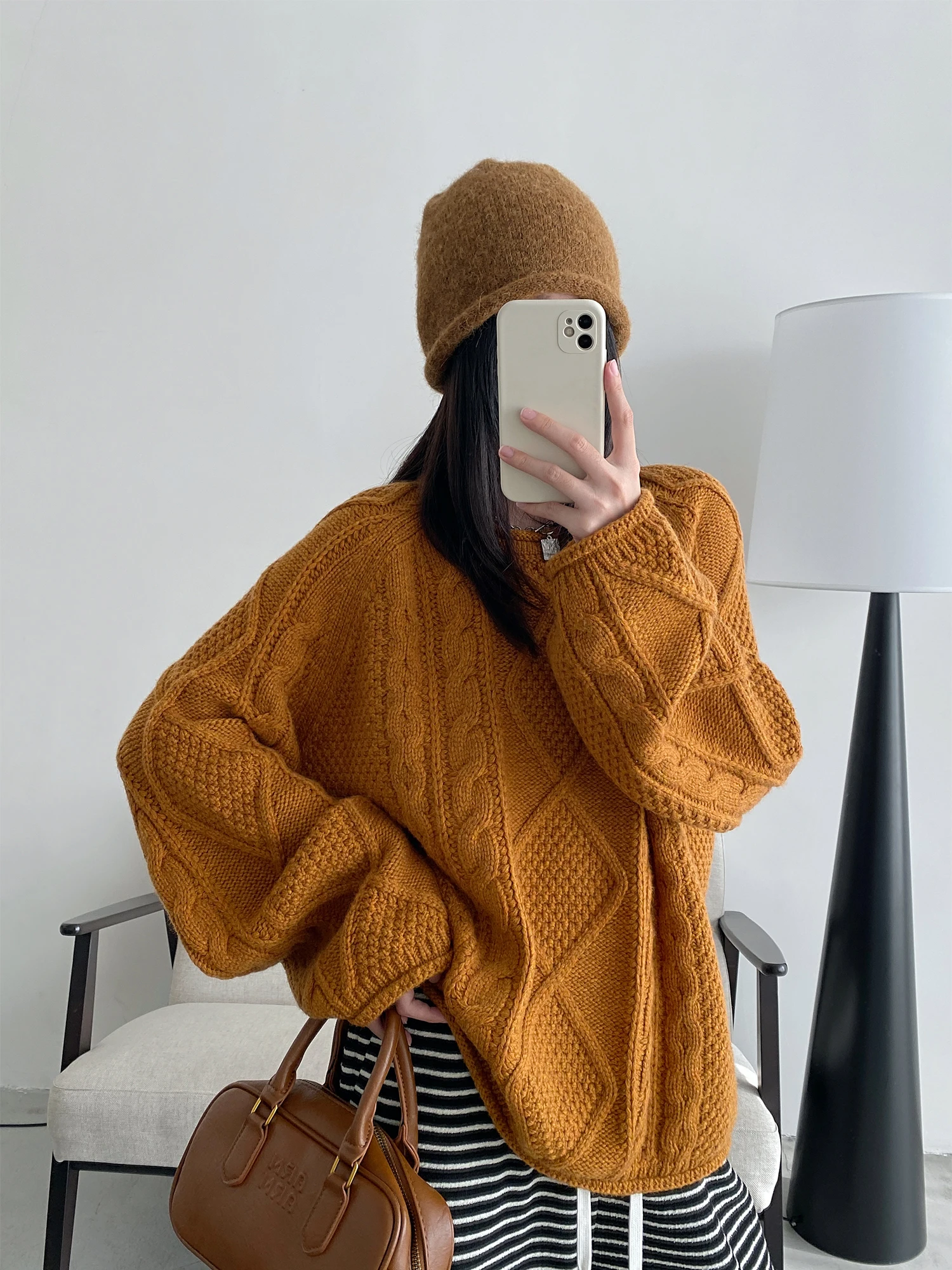 Австралийский шерстяной свитер, осень-зима, вязаное свободное пальто на голову, женское пальто с ромбовидным узором, длинное свековое круглое Ne
Австралийский шерстяной свитер, осень-зима, вязаное свободное пальто на голову, женское пальто с ромбовидным узором, длинное свековое круглое Ne