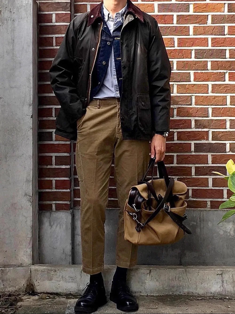 Осень/зима 2025: новая американская ретро-куртка, плащ, мужская мода и досуг, классическое восковое длинное пальто.
Осень/зима 2025: новая американская ретро-куртка, плащ, мужская мода и досуг, классическое восковое длинное пальто.