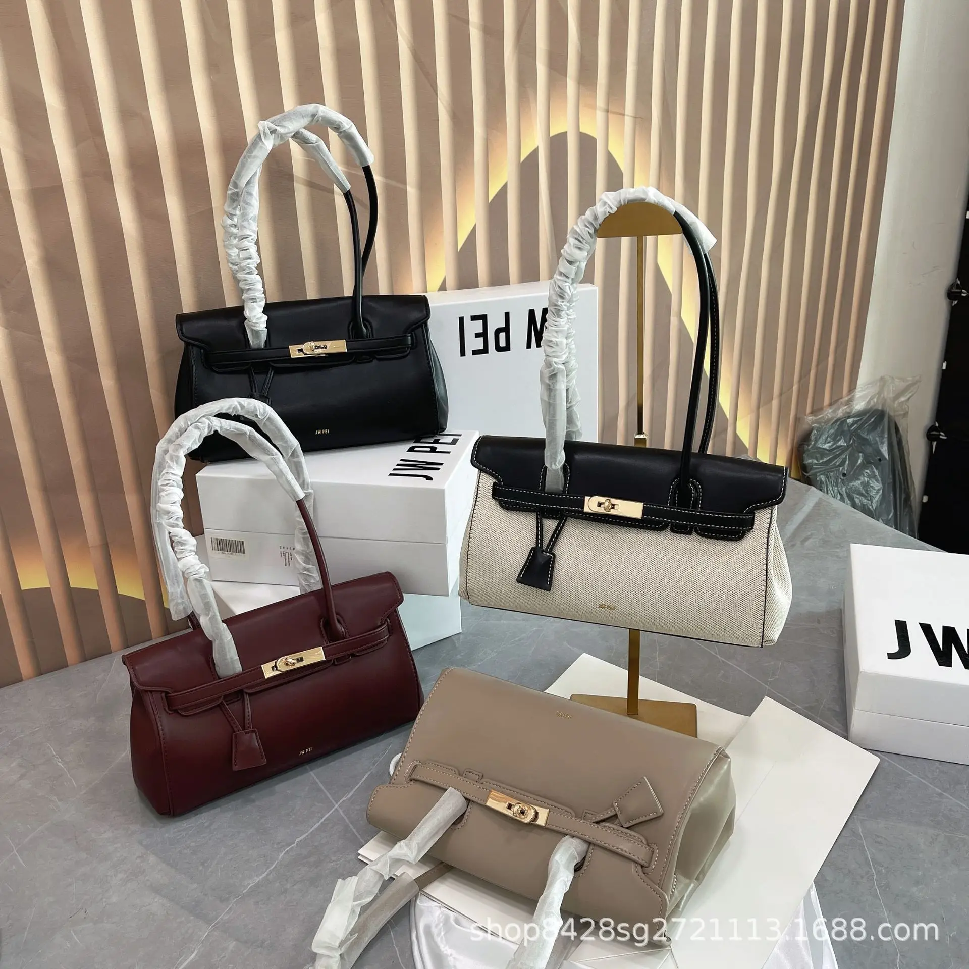 French JWPEI baguette bag 2025 new style briefcase handbag messenger bag niche design lock female bag
French JWPEI baguette bag 2025 new style briefcase handbag messenger bag niche design lock female bag