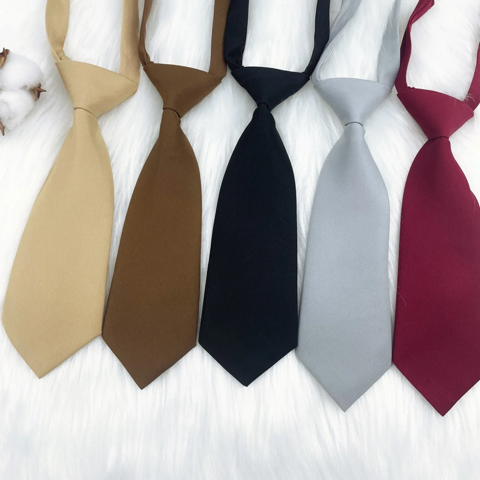 Ultra short small tie, solid color, lazy and cute, college style, no need to wear Japanese stripes, retro brown, kindergarten ma
Ultra short small tie, solid color, lazy and cute, college style, no need to wear Japanese stripes, retro brown, kindergarten ma